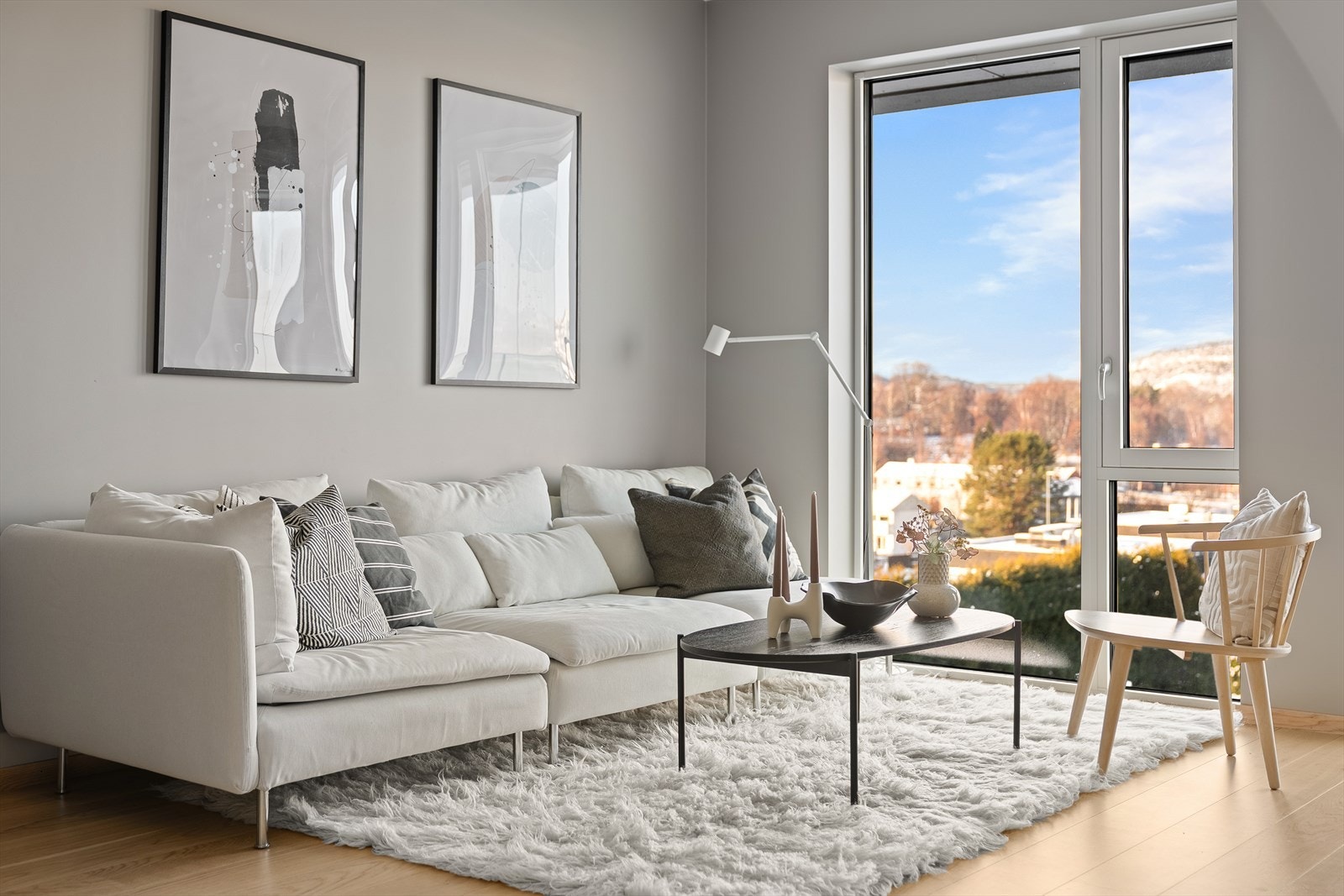 Store vindusflater slipper inn rikelig med naturlig dagslys inn i den åpne stue/kjøkkenløsningen. Galleribilde