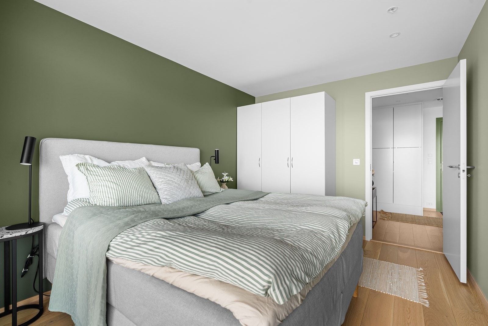 I entreen er det også satt opp garderobeskap for ytterligere oppbevaringsplass. Galleribilde