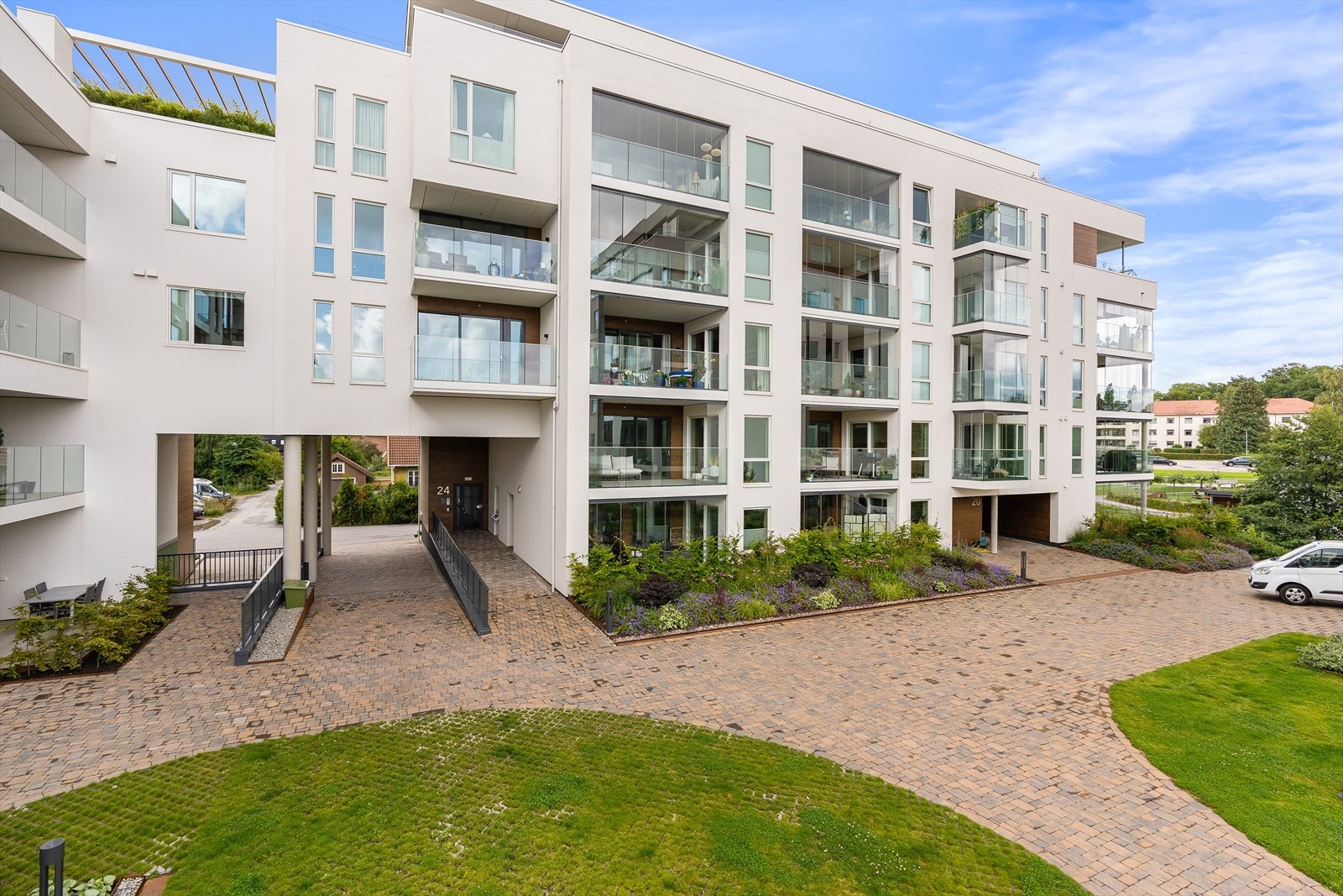 I Kongsgård Park er det for beboerene mange unike fasiliteter og fellesarealer som bla. fellesstue, orangeri og verksted/hobbyrom og stor egen plass for bilstell. Galleribilde