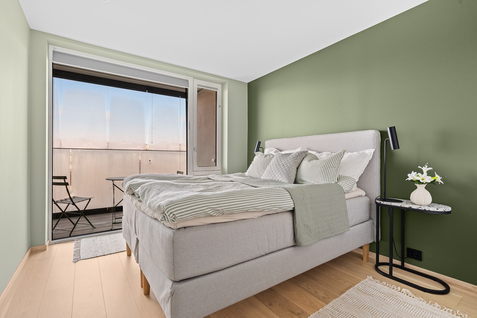 Soverommet er av god størrelse med plass til dobbeltseng med tilhørende nattbord, samt garderobeløsning. Galleribilde