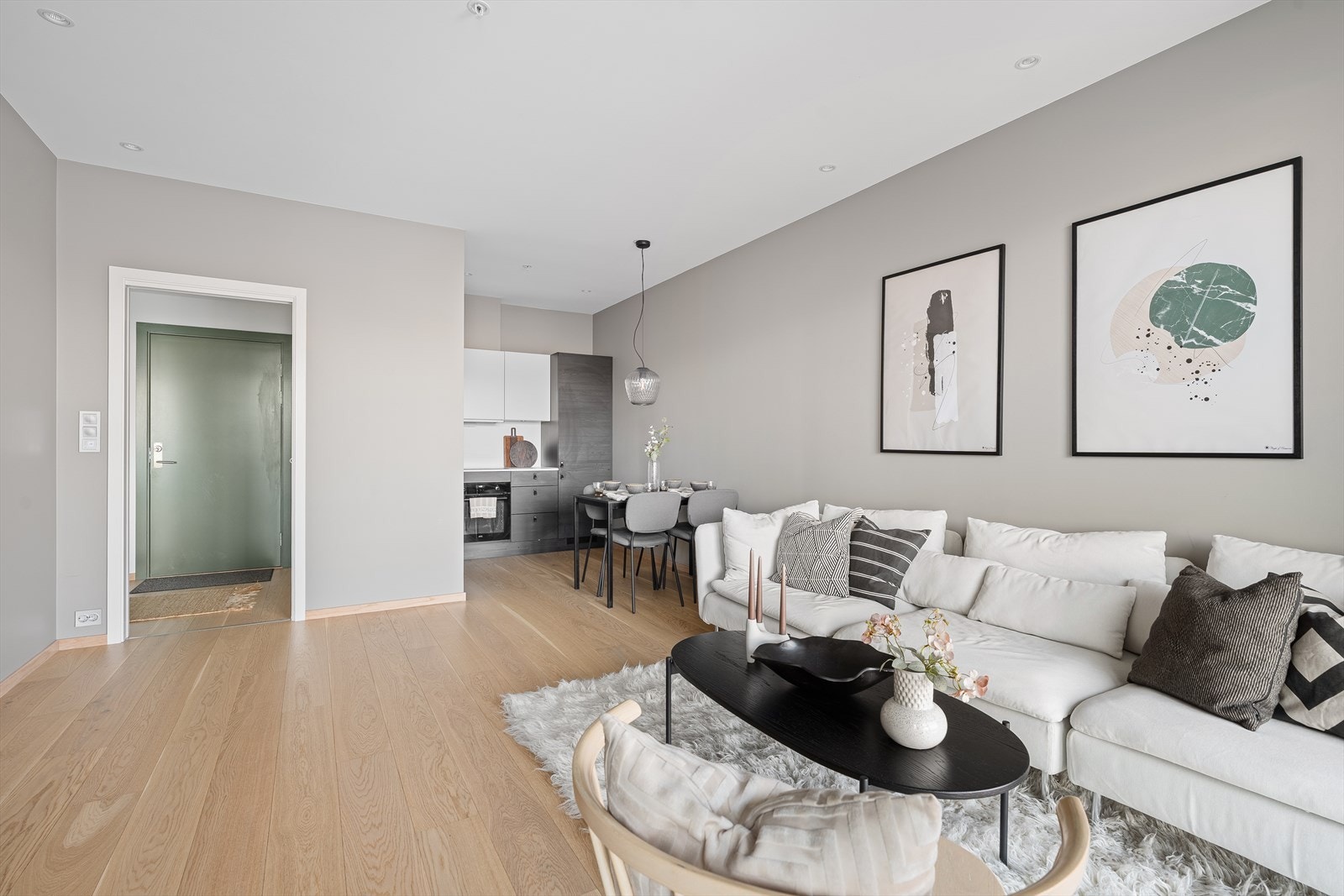 Videre inn finner du kjøkkenet som inneholder alt du behøver. Det er også møblert i soner, slik at du både har plass til en sofagruppe, samt en spisegruppe i tilknytting til kjøkkenet. Legg merke til belysning med downligts, og lampepunkt. Galleribilde