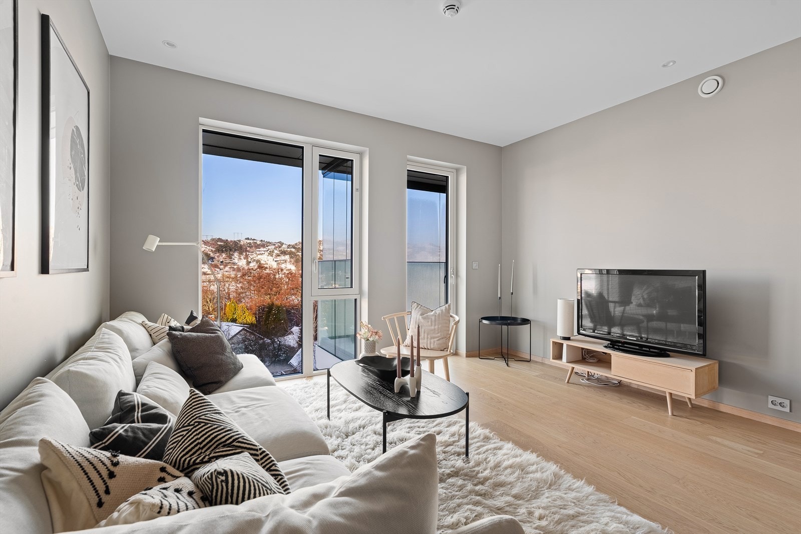 Innvendig er leiligheten malt i duse vakre fargetoner på veggene, himlingene lysmalte, og det er ellers gjennomgående gulv i alle rom foruten på badet som gir en sømløs overgang mellom rommene. Galleribilde