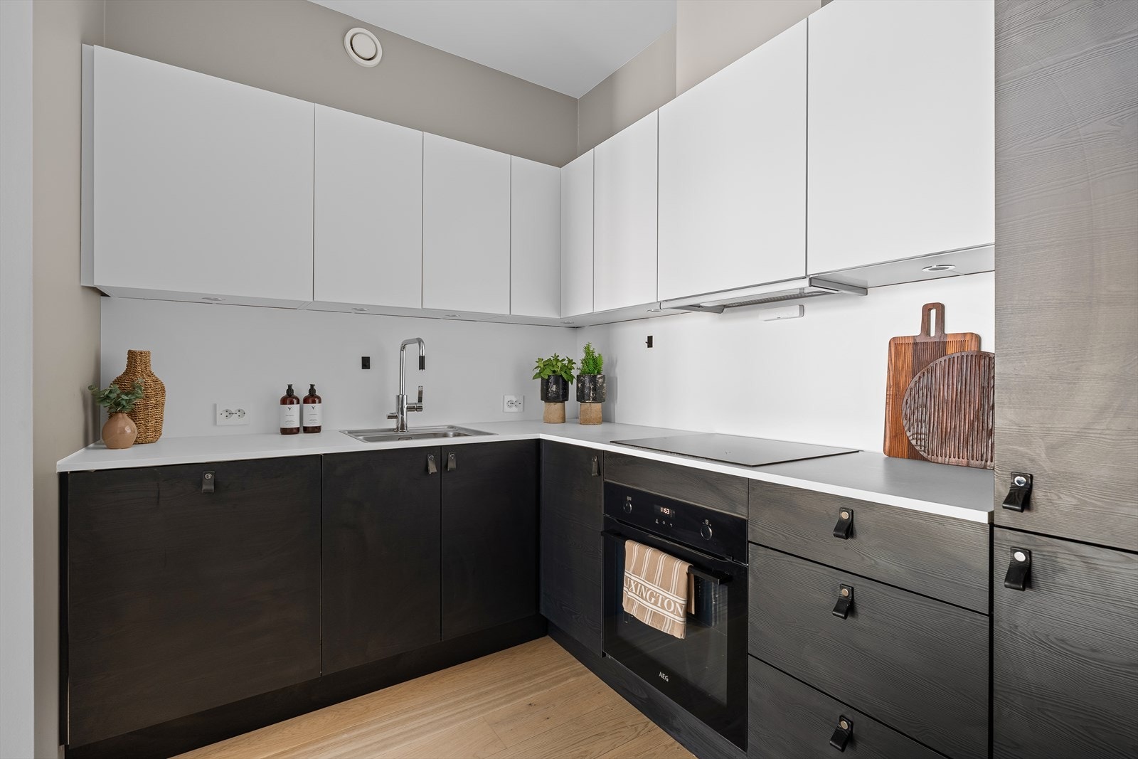 Kjøkkenet inneholder alt du trenger som integrert oppvaskmaskin, stekeovn, platetopp, samt kjøleskap med frysedel. Det er ellers godt med oppbevaringsplass i overskapene, samt belysning under for gode arbeidsforhold på kjøkkenet. Galleribilde