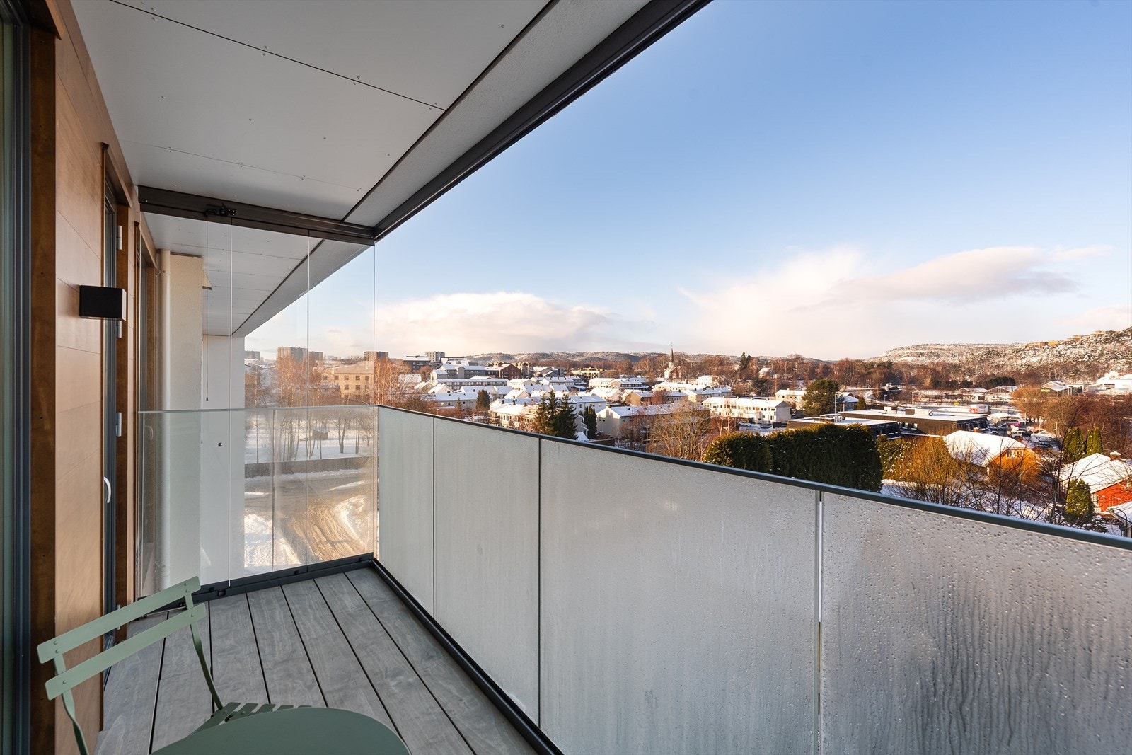 Leiligheten kan friste med en innglasset balkong som er overbygget og målt til 8 kvm. av takstmann. Glassene kan trekkes til siden slik at du får åpnet opp balkongen. Galleribilde