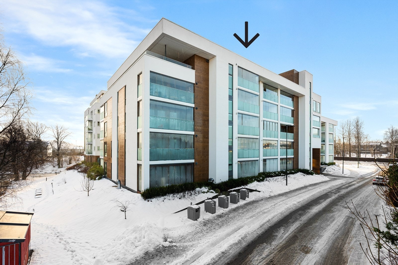 Aktuell leilighet er beliggende i byggets 5.etg. hvor du har ettermiddags- og kveldssolen sommerstid. Bilen parkerer du i felles garasjeanlegg, og heis tar deg enkelt videre opp og hjem. Galleribilde