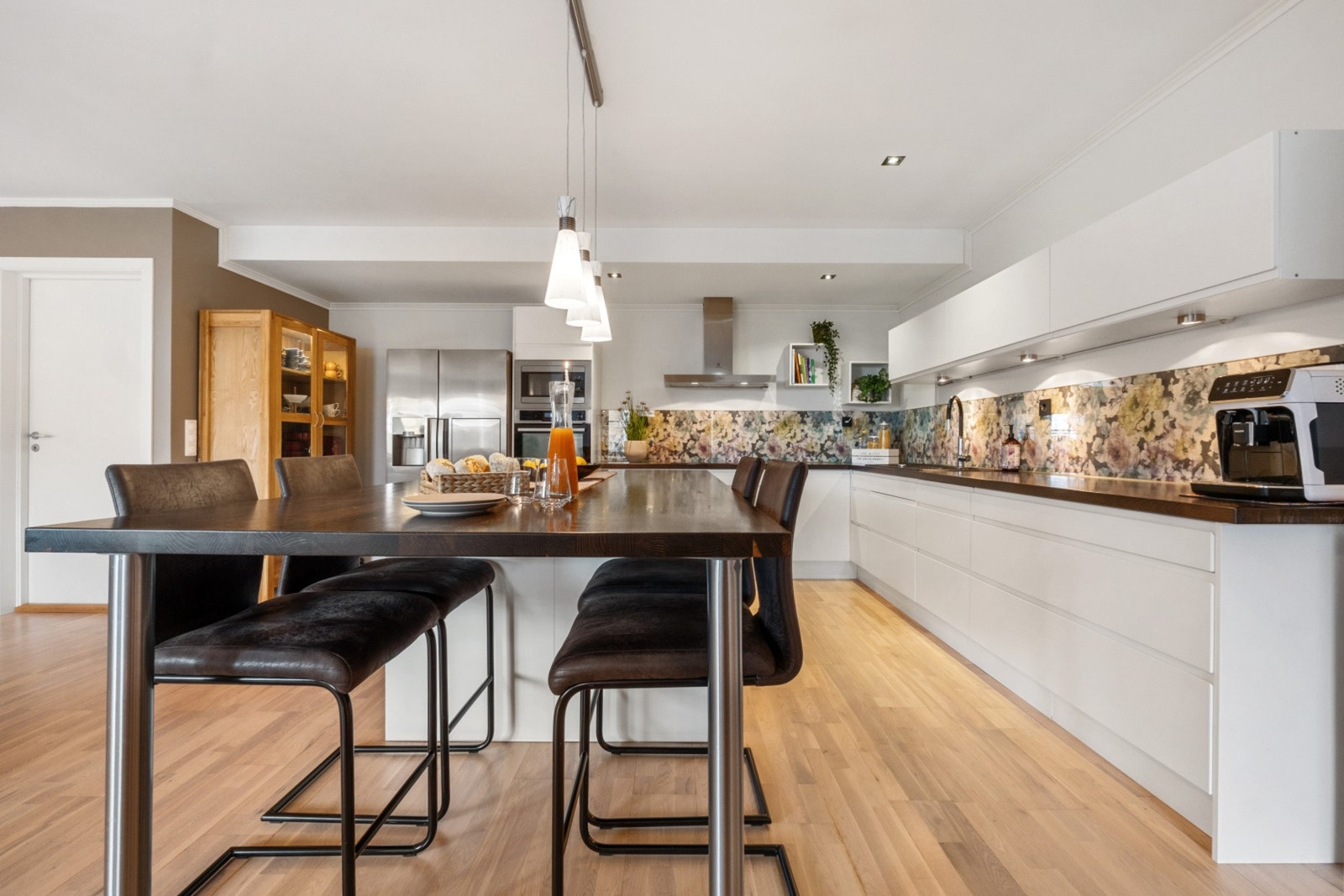 Et kjøkken som kombinerer funksjonalitet og design. Galleribilde