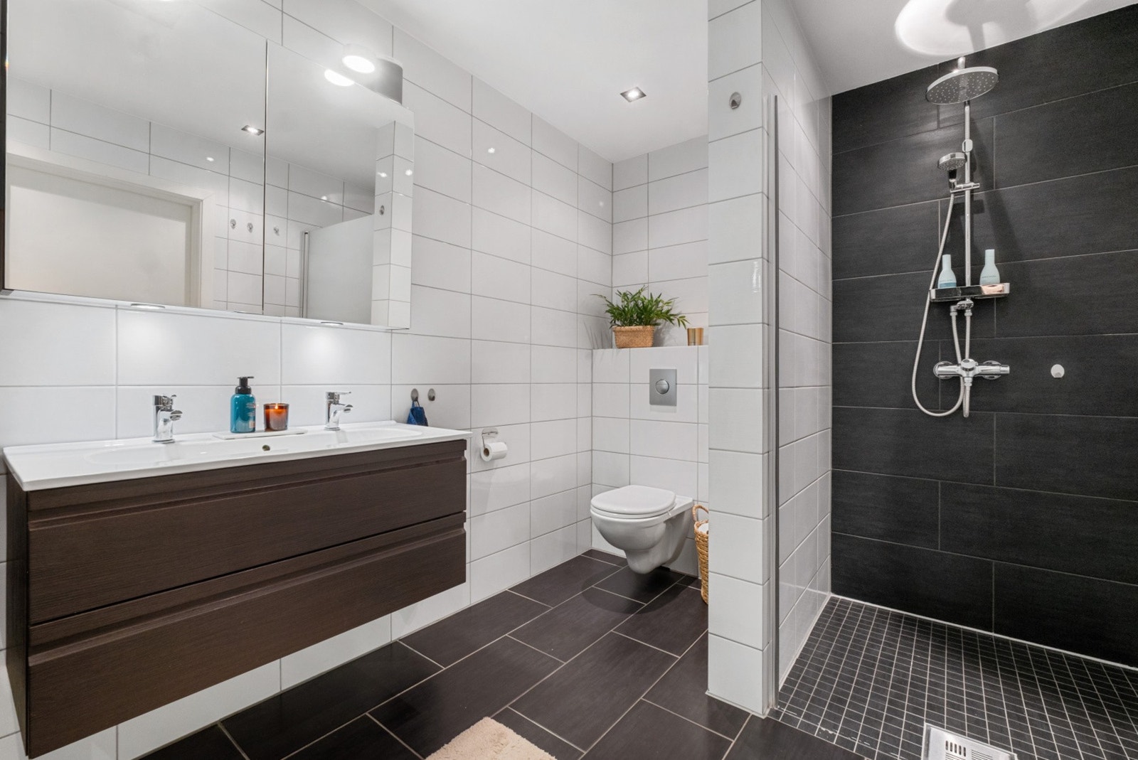 Lekkert flislagt bad fra 2013 med moderne uttrykk og varmekabler. Galleribilde