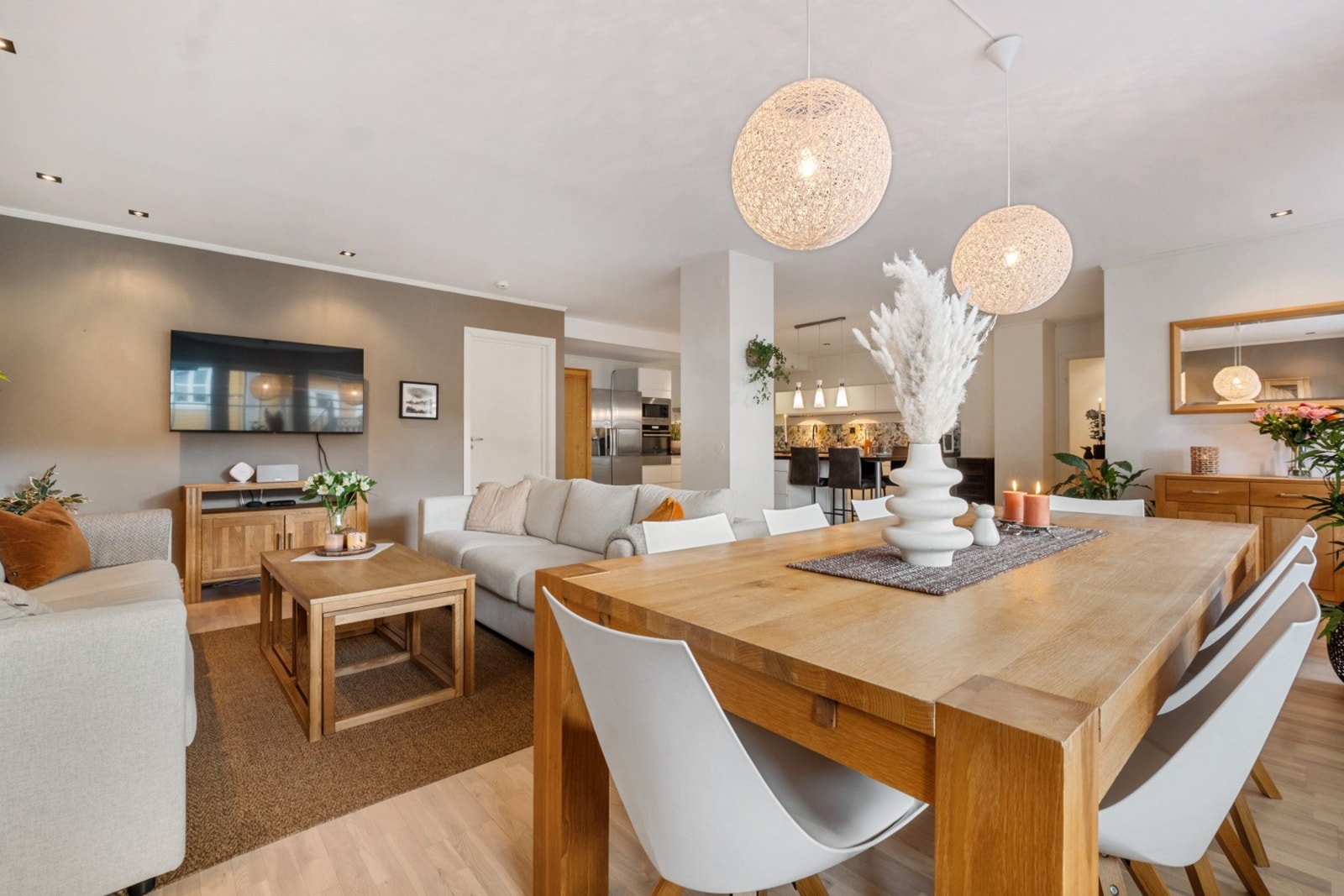 En stue som kombinerer funksjon og stil - klar for dine møbler og ditt preg. Galleribilde