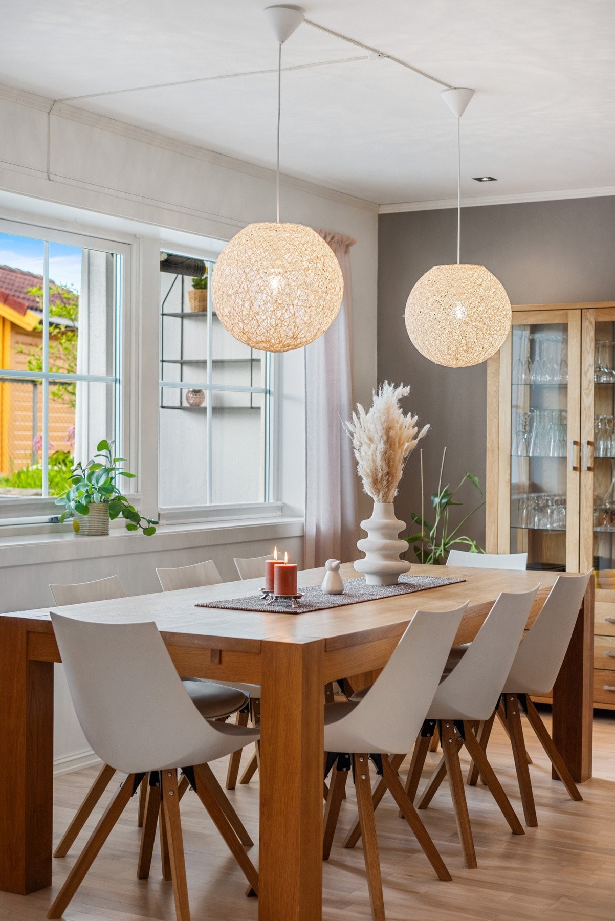 Store vinduer gir flott utsyn og naturlig dagslys. Galleribilde