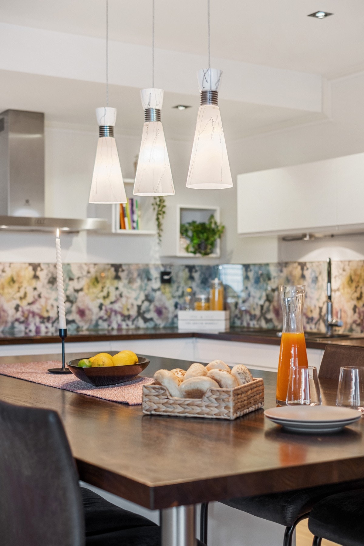 God skap- og benkeplass - praktisk og lekkert på samme tid. Galleribilde