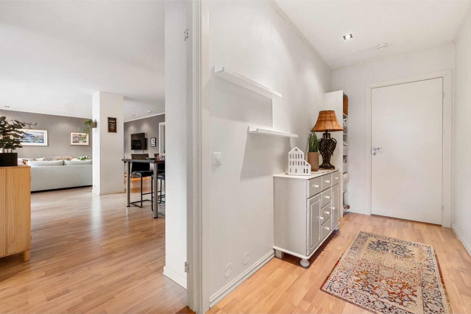 Videre inn til gang fra stue/kjøkkendel. Her er det adkomst til to soverom, bad og en bod som er innredet til soverom (ikke godkjent). Galleribilde