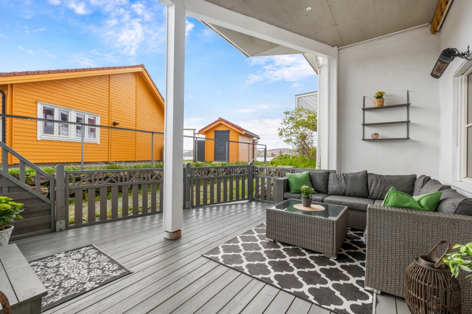 Solrik terrasse med god plass til utemøbler. Galleribilde