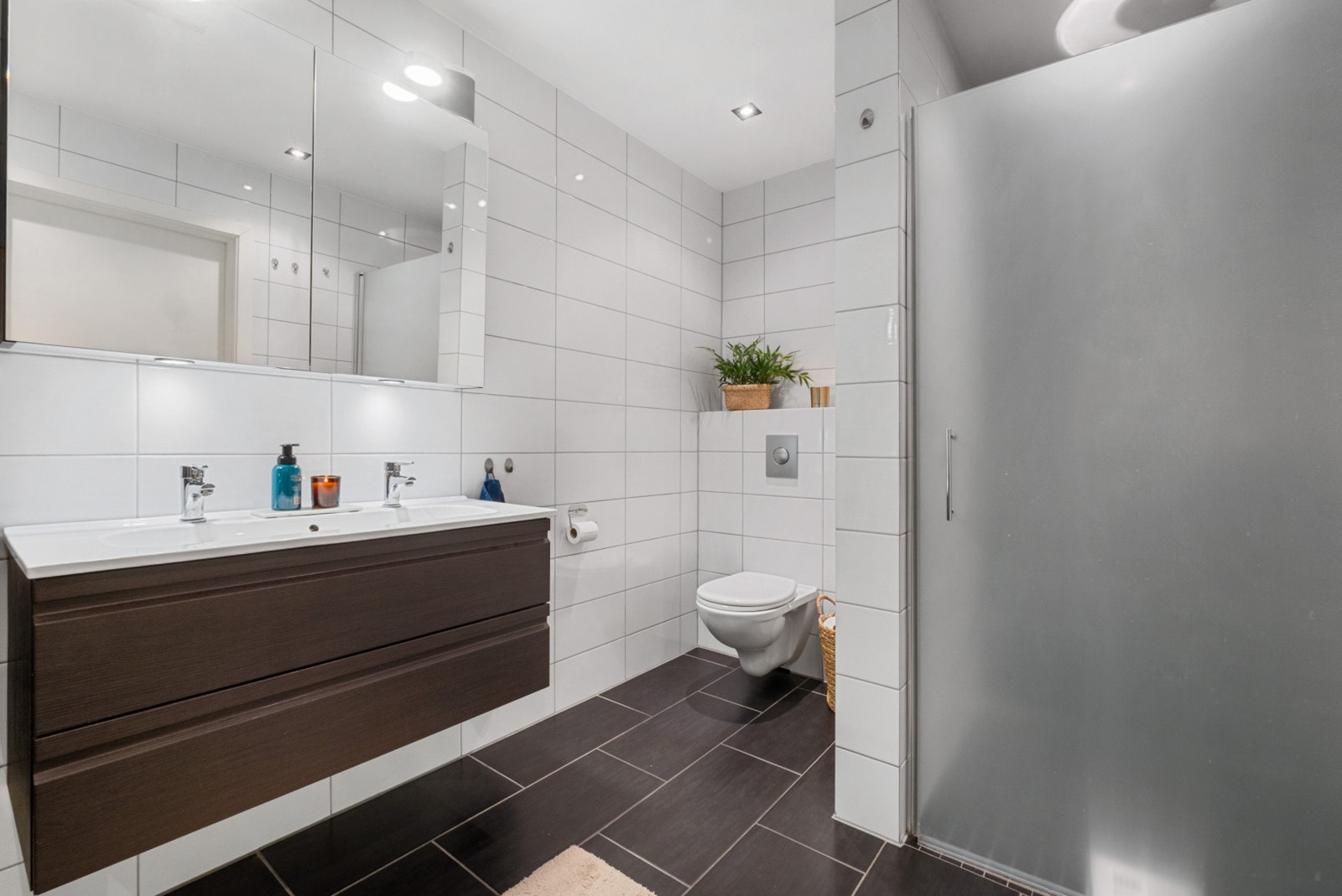 Dobbel servant, dusjhjørne og vegghengt toalett - alt på plass! Galleribilde