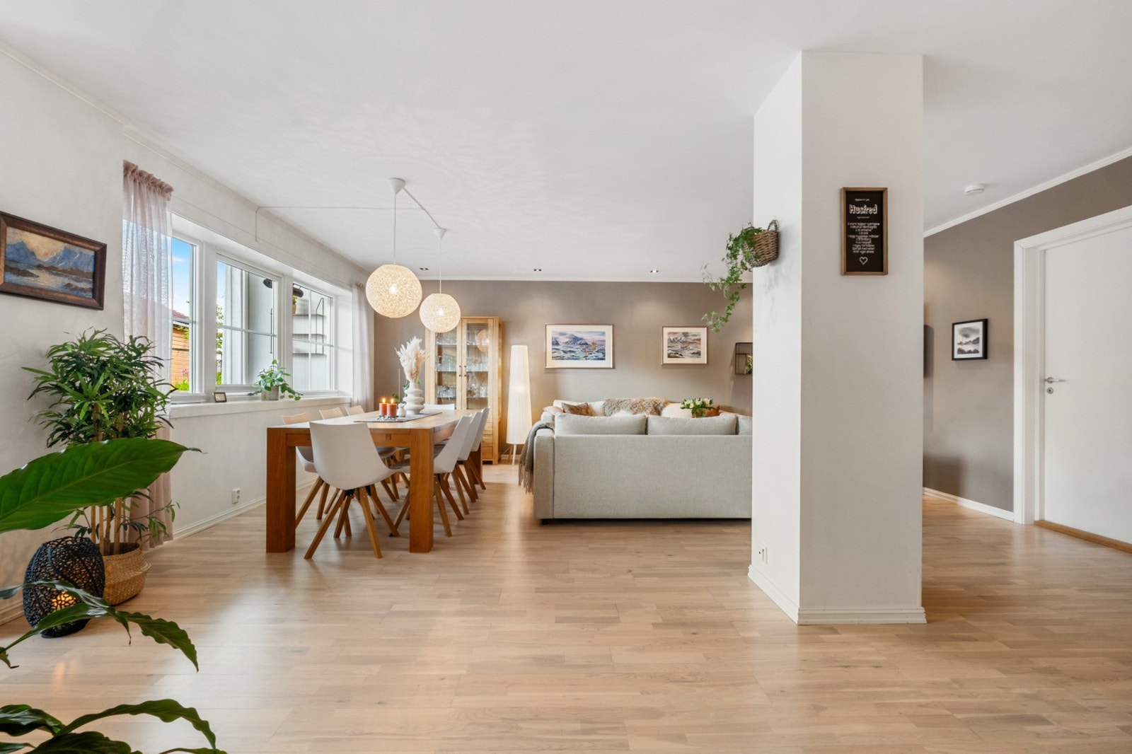 Rommet har en naturlig flyt og byr på fleksible møbleringsmuligheter. Galleribilde