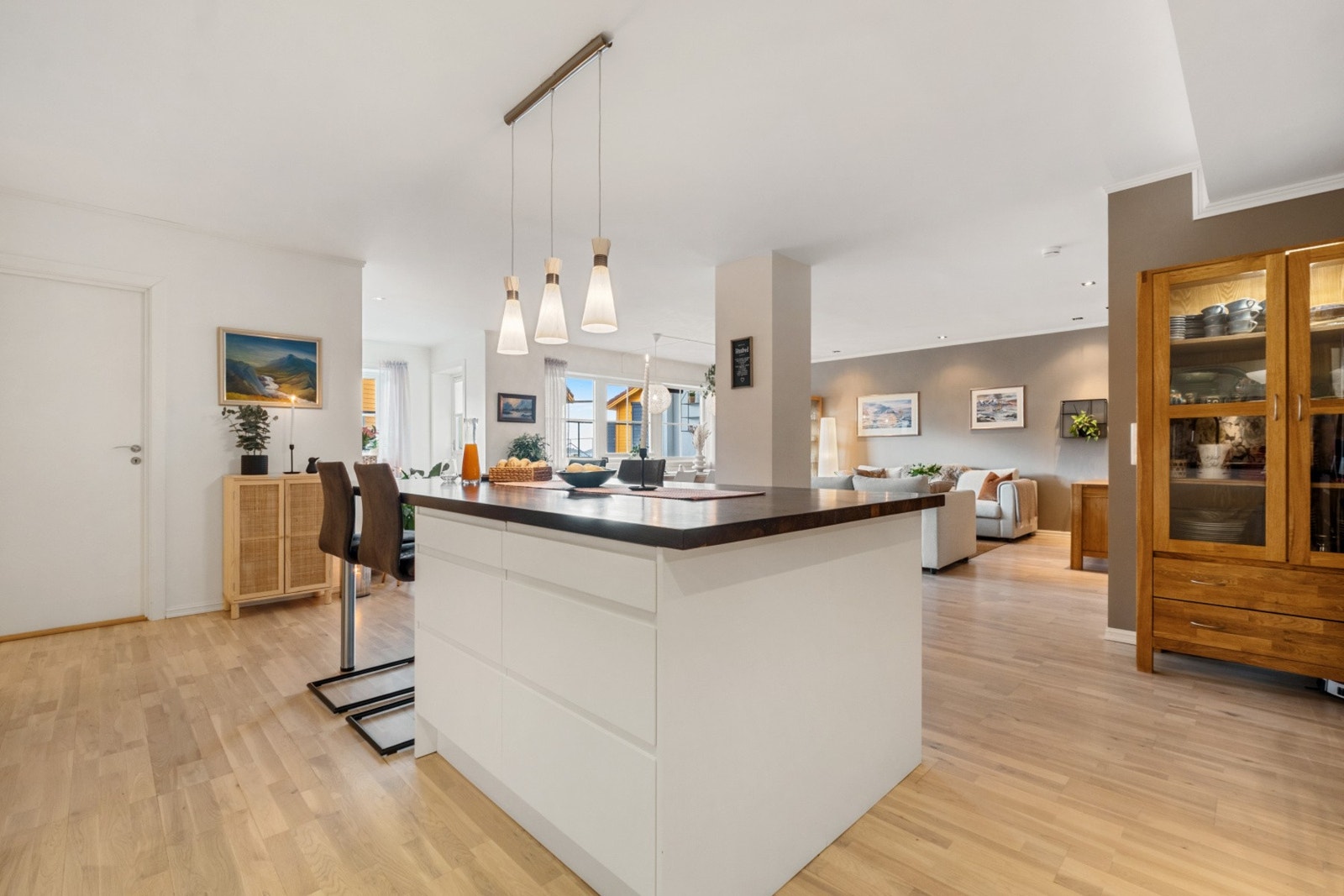 Stilrent kjøkken i heltre eik med moderne detaljer og integrerte hvitevarer. Galleribilde