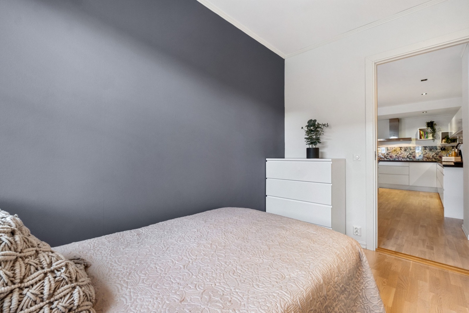 God plass til seng og annet møblement. Galleribilde