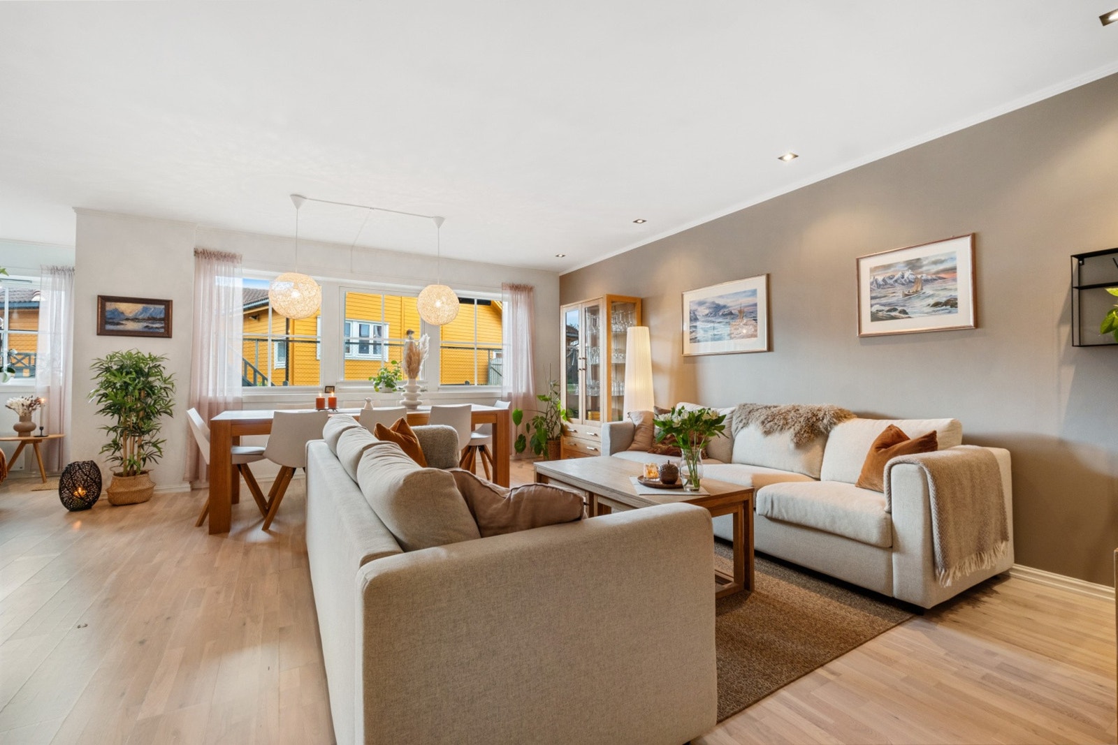 Lys og innbydende stue med store vindusflater og gode lysforhold. Galleribilde