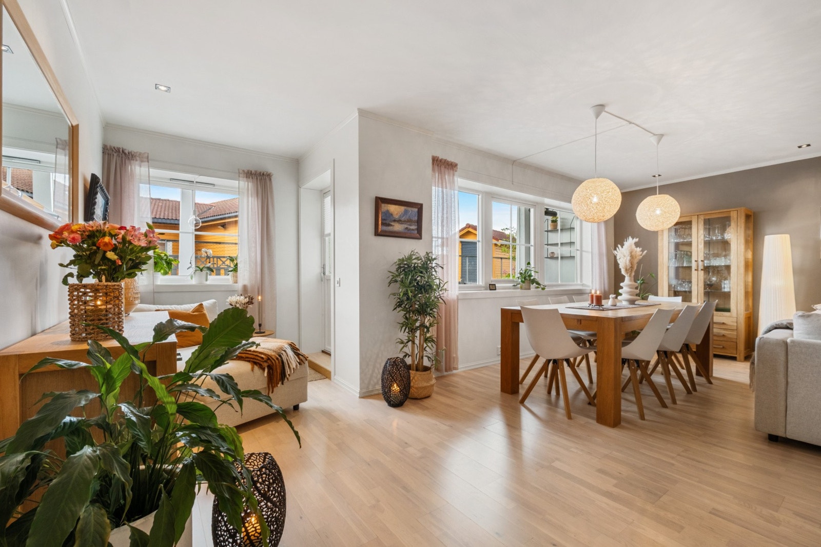 God plass til både sofagruppe og spisebord - perfekt for hyggelige sammenkomster. Galleribilde