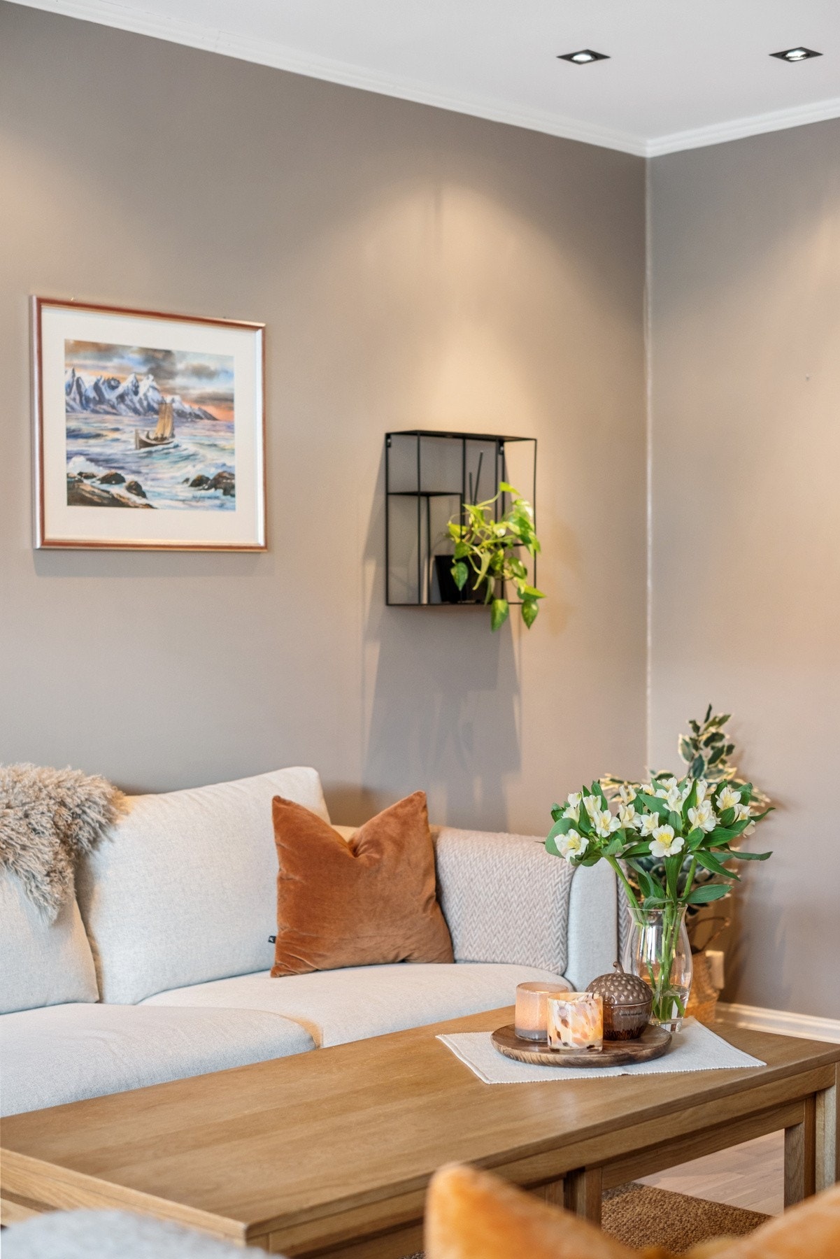 Moderne uttrykk med downlights og parkettgulv. Galleribilde