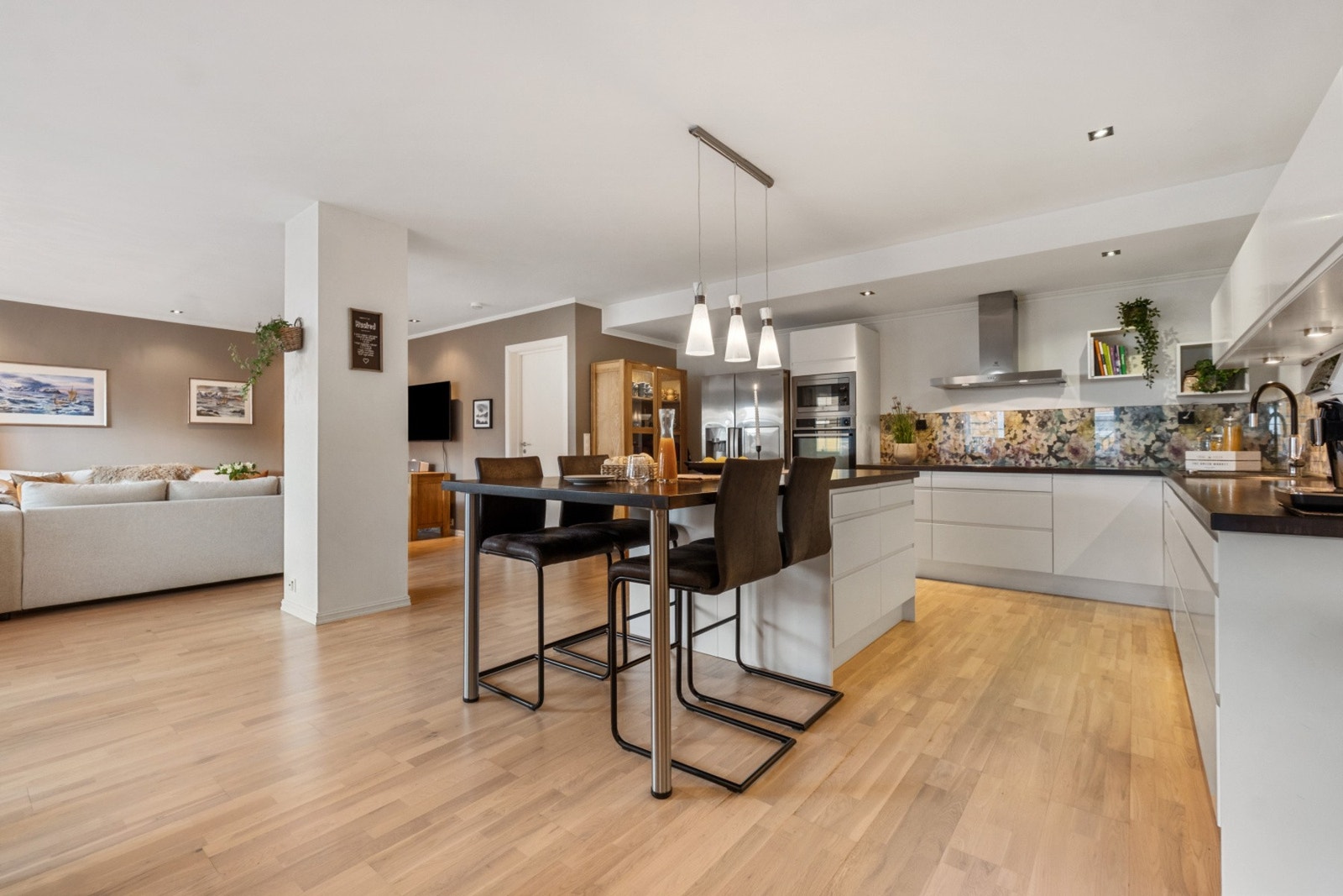 Integrert kombidampovn, mikrobølgeovn og induksjonstopp. Galleribilde