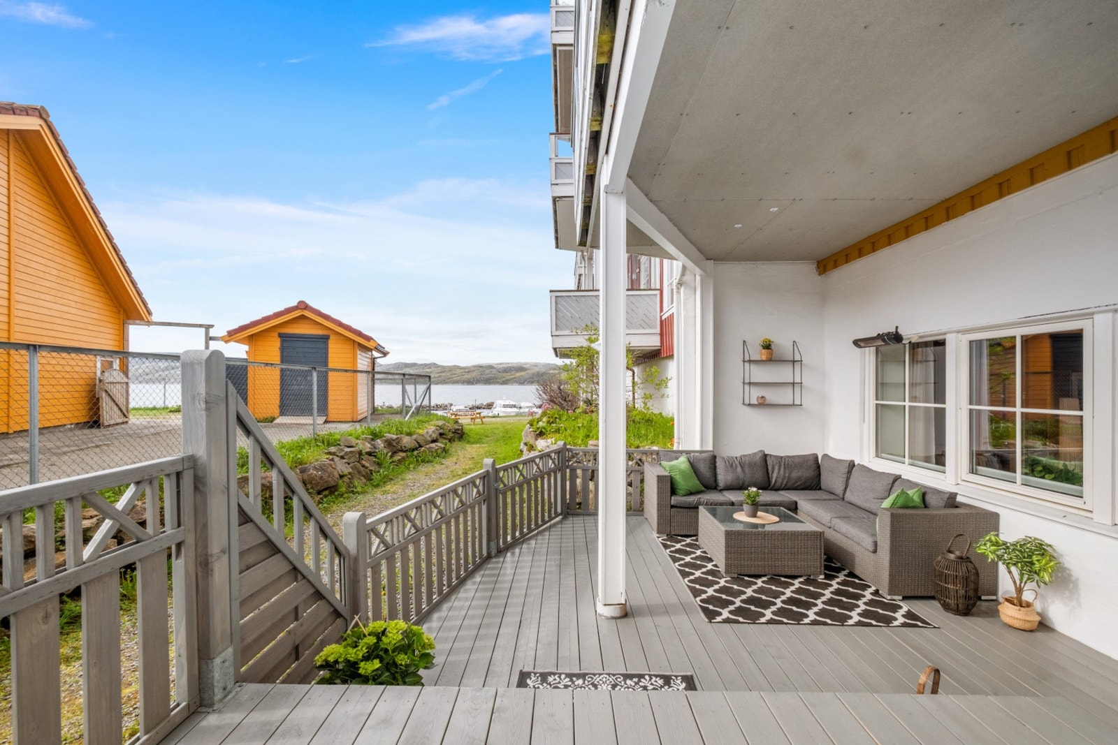 En perfekt uteplass for morgenkaffe, grilling og sommerdager. Galleribilde