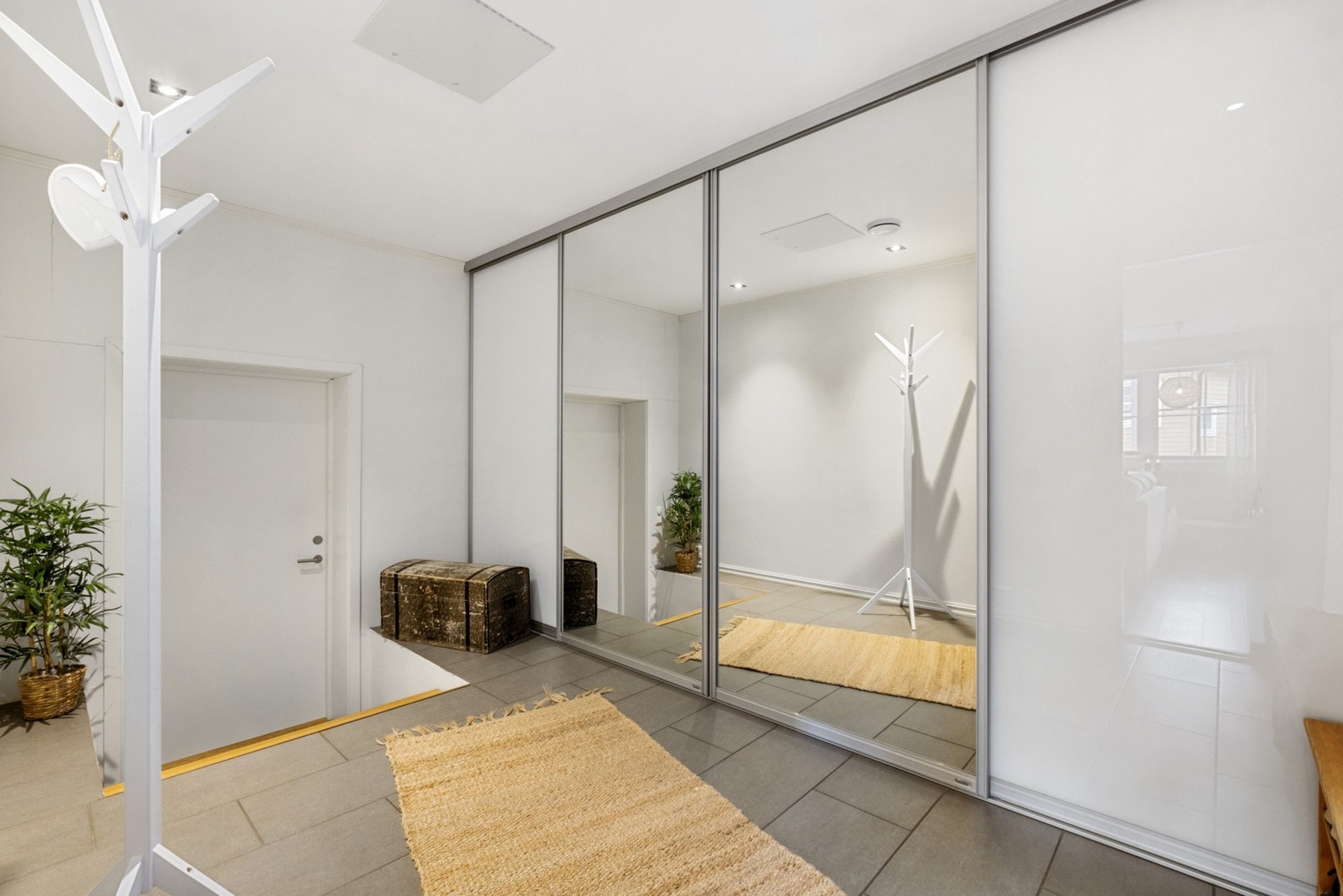 Romslig entré med stor skyvedørsgarderobe. Galleribilde