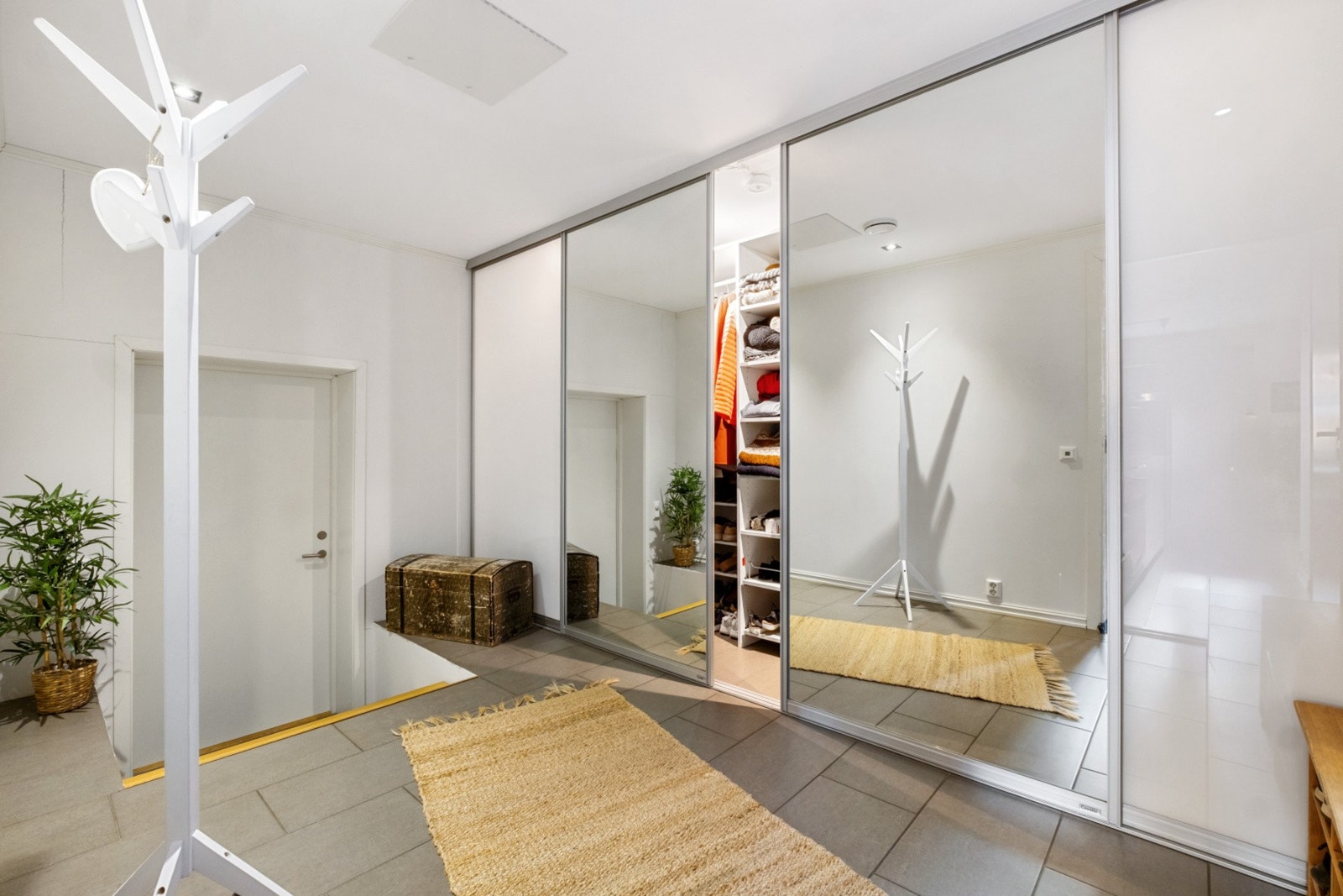 God plass til oppbevaring og yttertøy. Galleribilde