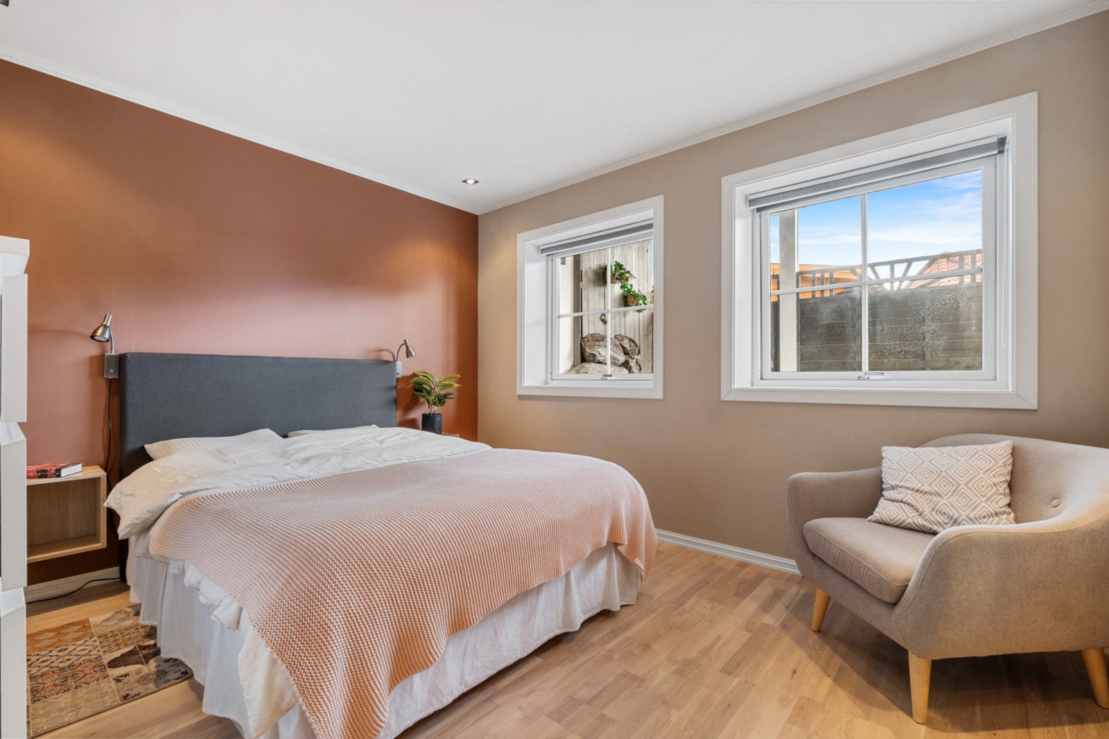 Romslig og lyst hovedsoverom med plass til dobbeltseng og øvrig møblement. Galleribilde