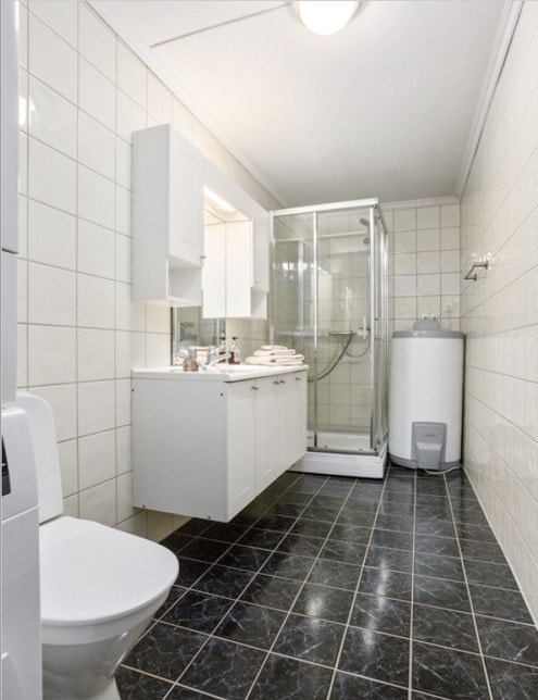 Flislagt bad med vaskemaskin og tørketrommel. Nytt dusjkabinett høsten 2022 (ikke på bildet) Galleribilde