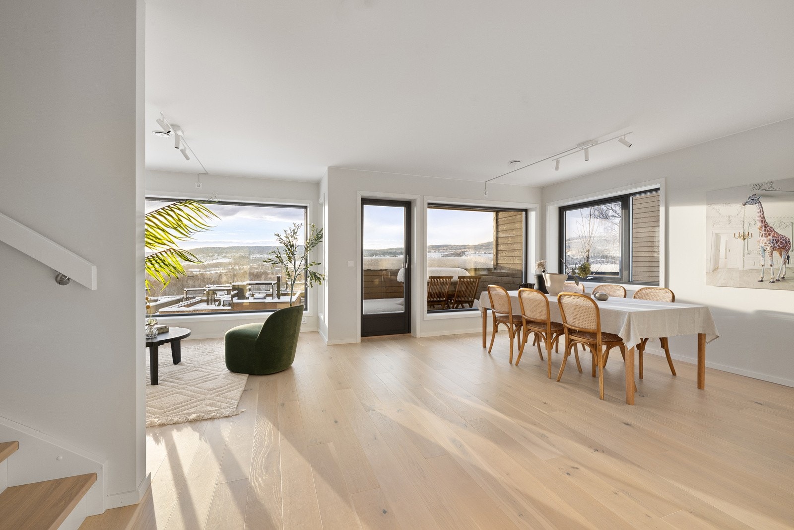 Åpen stue/kjøkkenløsning med god plass til ulike oppholdssoner. Galleribilde