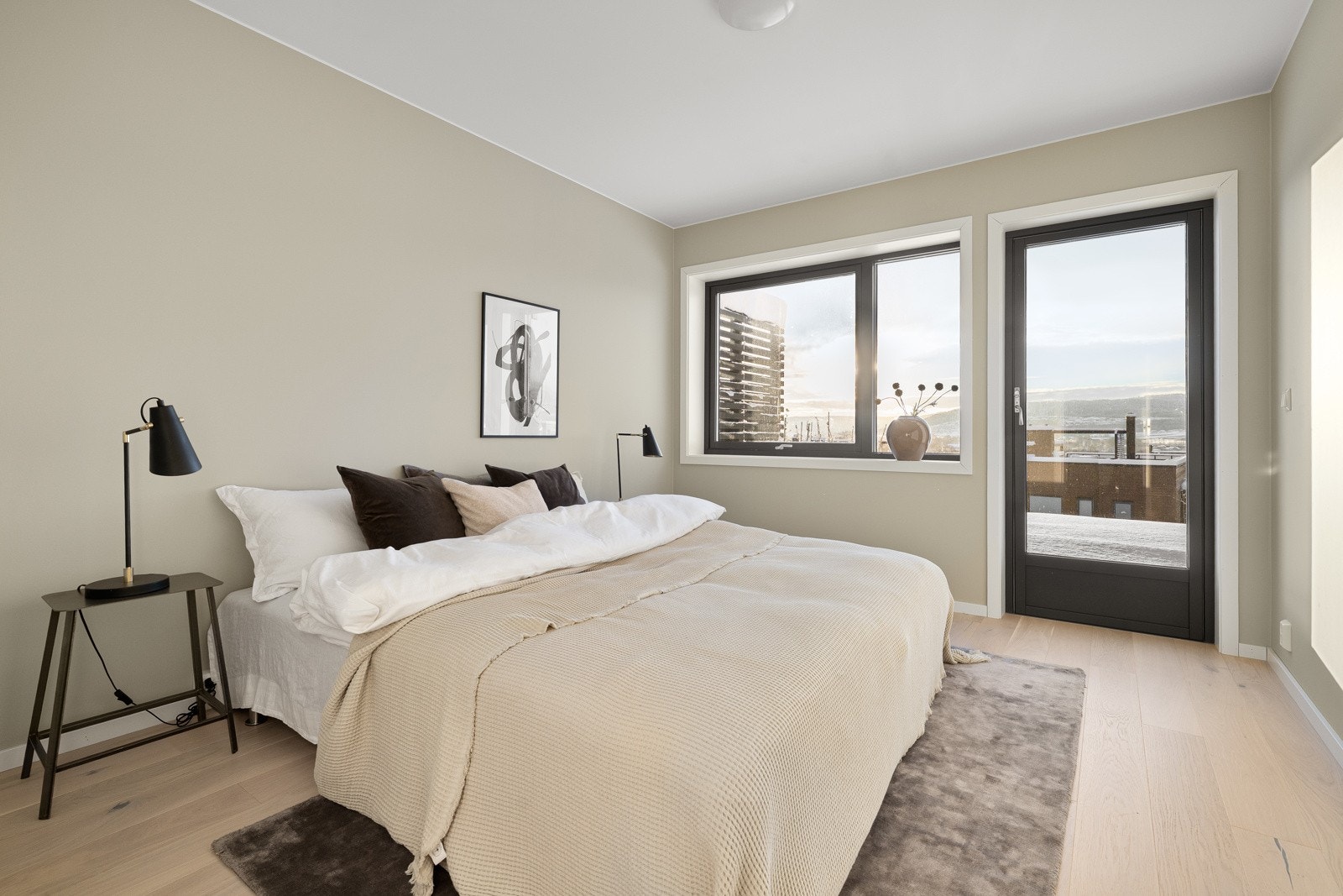 Hovedsoverom med utgang til markterrasse. Galleribilde