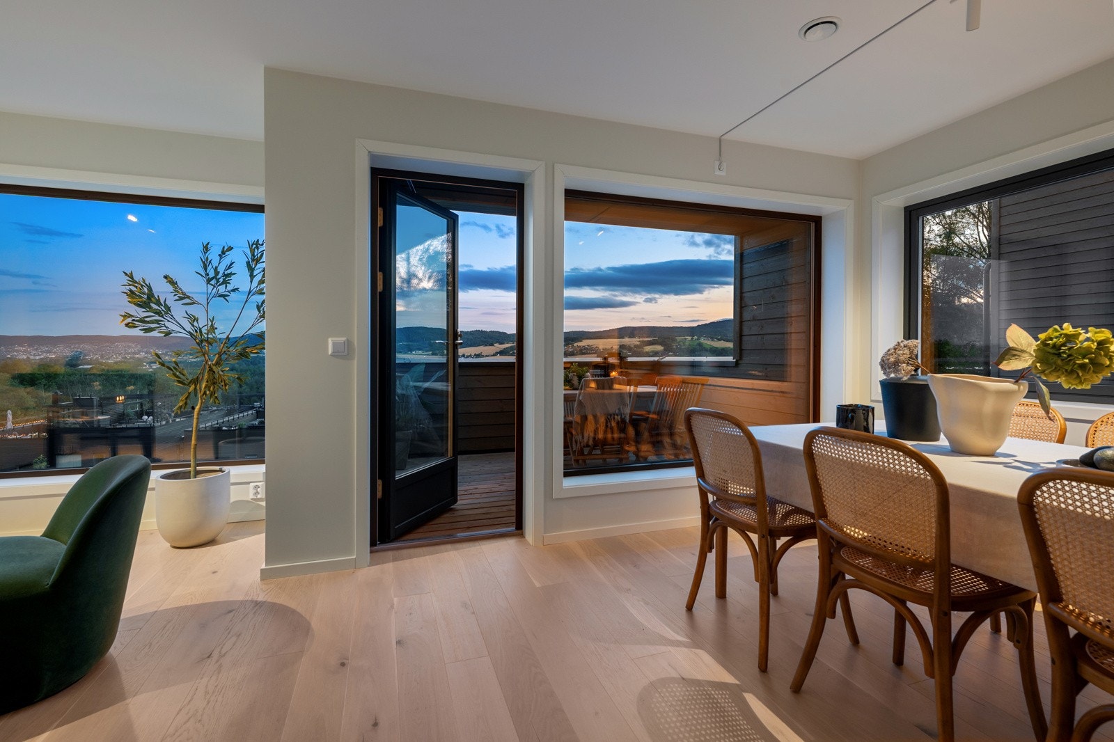 Utgang til delvis overbygget balkong fra stue. Galleribilde