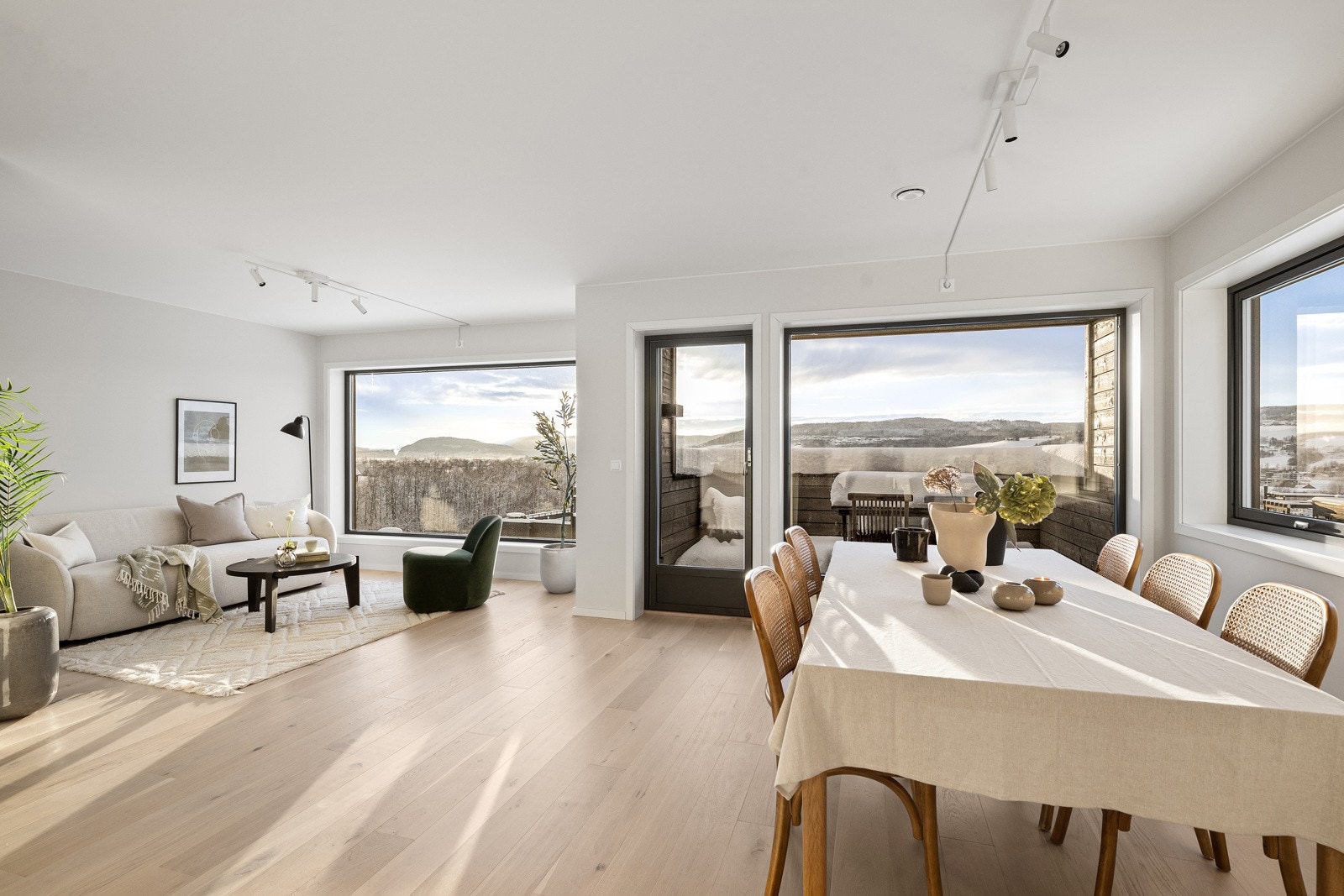 Stue/kjøkken areal er av god plass med mulighet for møblering av ulike miljøer. Galleribilde