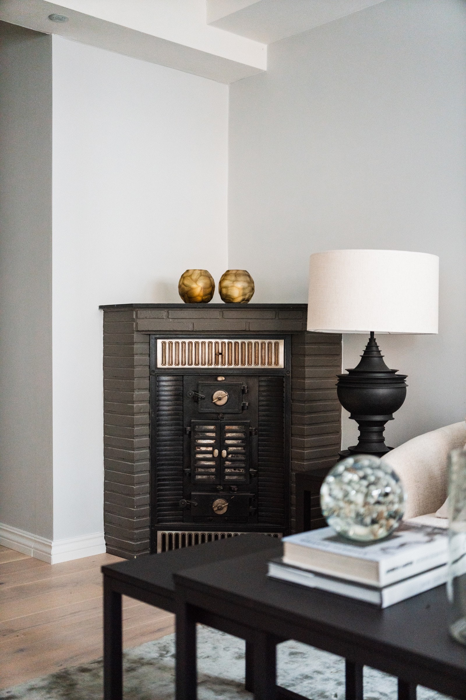 Oppholdsrommet har også vedkamin/peis, som gir en lun og hyggelig atmosfære. Galleribilde