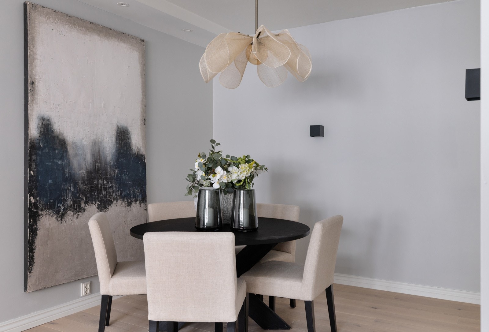 Rommet har god plass til både sofagruppe og spisebord. Galleribilde