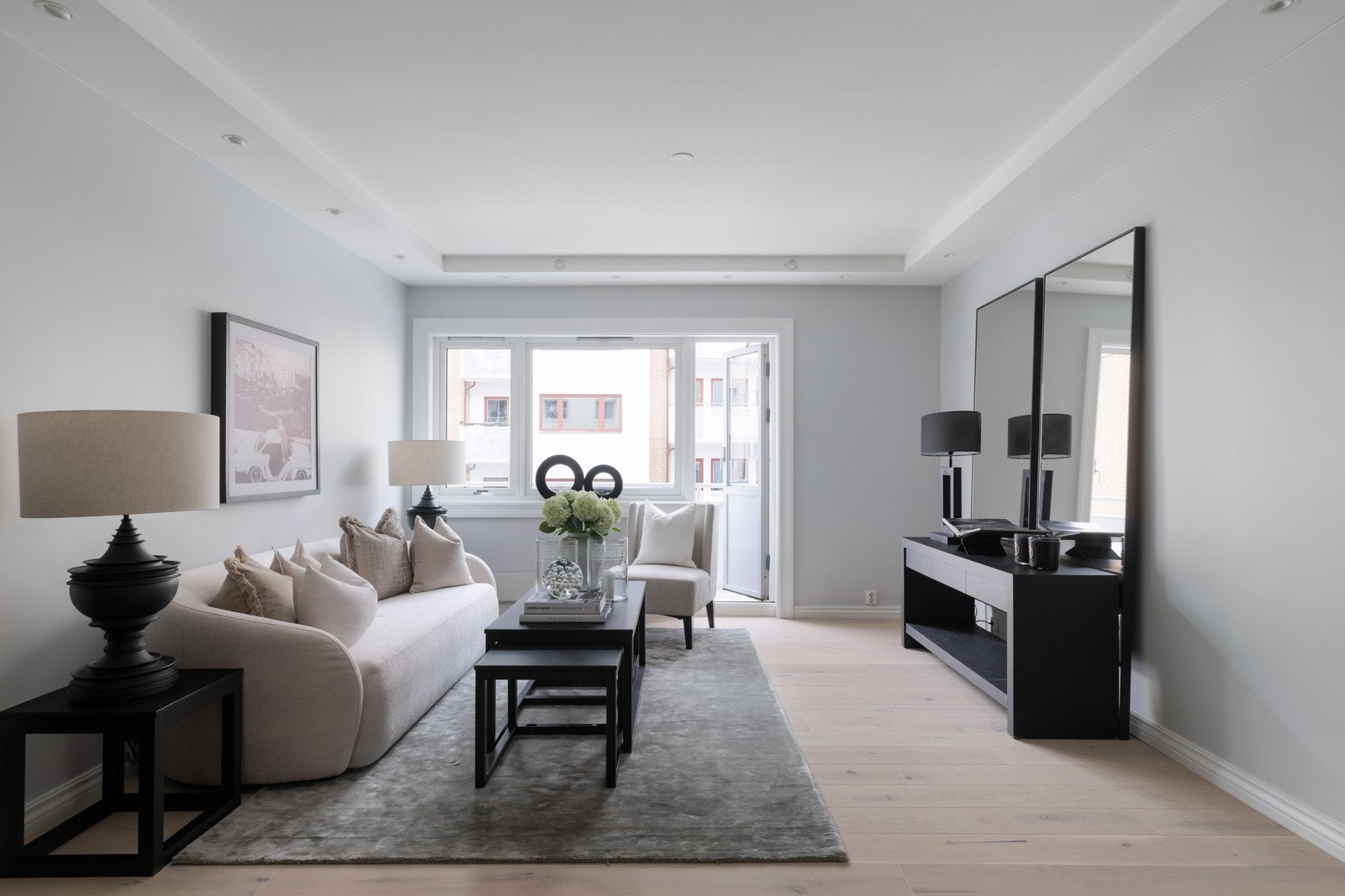 Stor og romslig stue vendt mot vest. Galleribilde