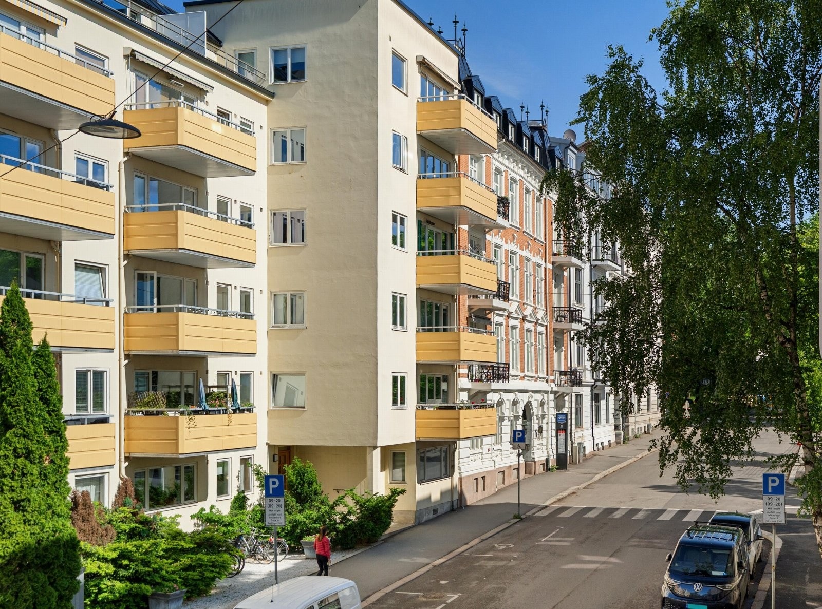Sommerstemning - Fra den vestvendte balkongen er det fint utsyn opp- og nedover gaten, med frodige trær og små, grønne forhager. Galleribilde