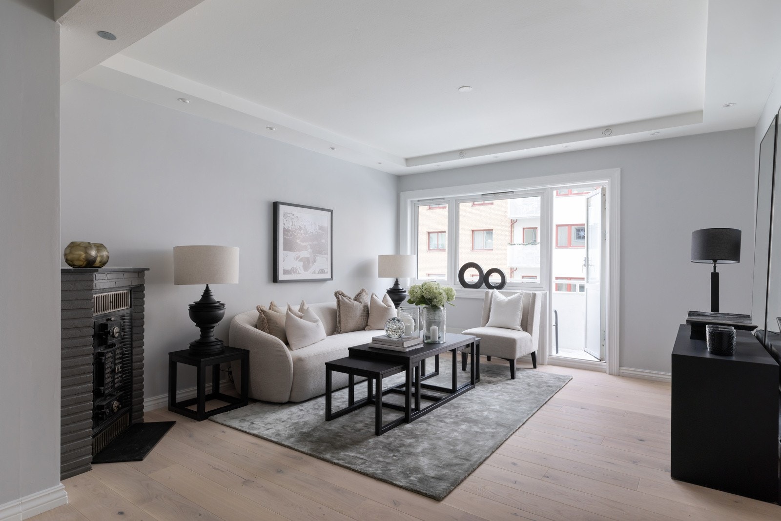 Leiligheten har tidligere vært benyttet med fire soverom, der dagens stue fungerte som et fjerde soverom og spisestuedelen som stue (se alternativ plantegning). Galleribilde