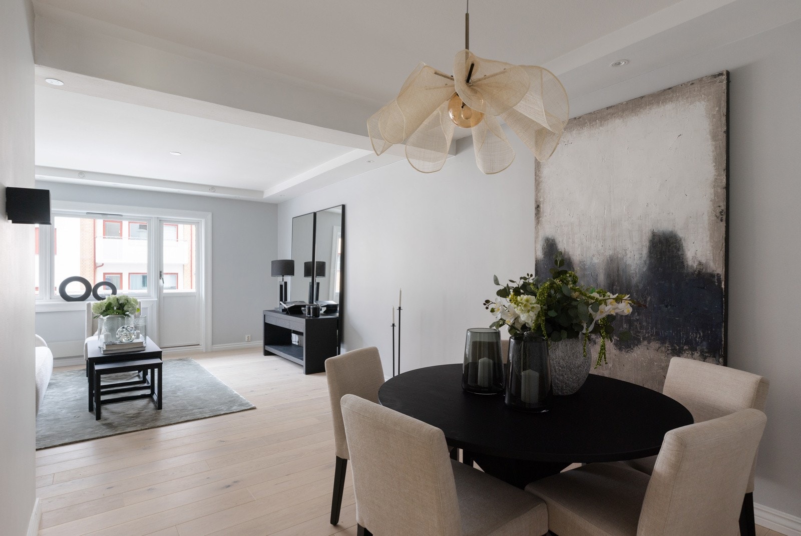 Stue og spisestue er samlet i ett romslig oppholdsrom med gode møbleringsmuligheter. Rommet har nedsenkede downlights langs kanten av himlingen, og i spisestuedelen er det i tillegg montert vegglampe. På gulvet er det lagt ny en-stavs eikeparkett i 2025. Galleribilde