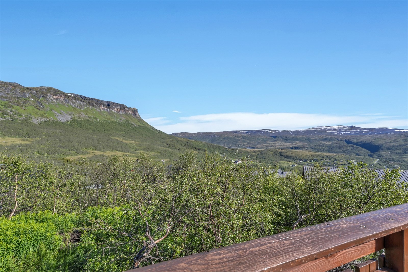 - Fra terrassen kan du nyte naturskjønn utsikt så langt øye kan se - Galleribilde