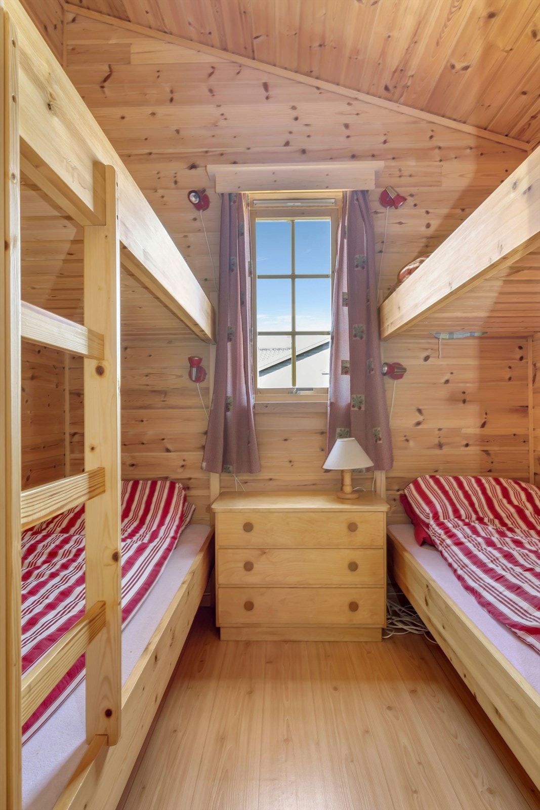 - Soverom 3 byr på 4 sengeplasser - Galleribilde