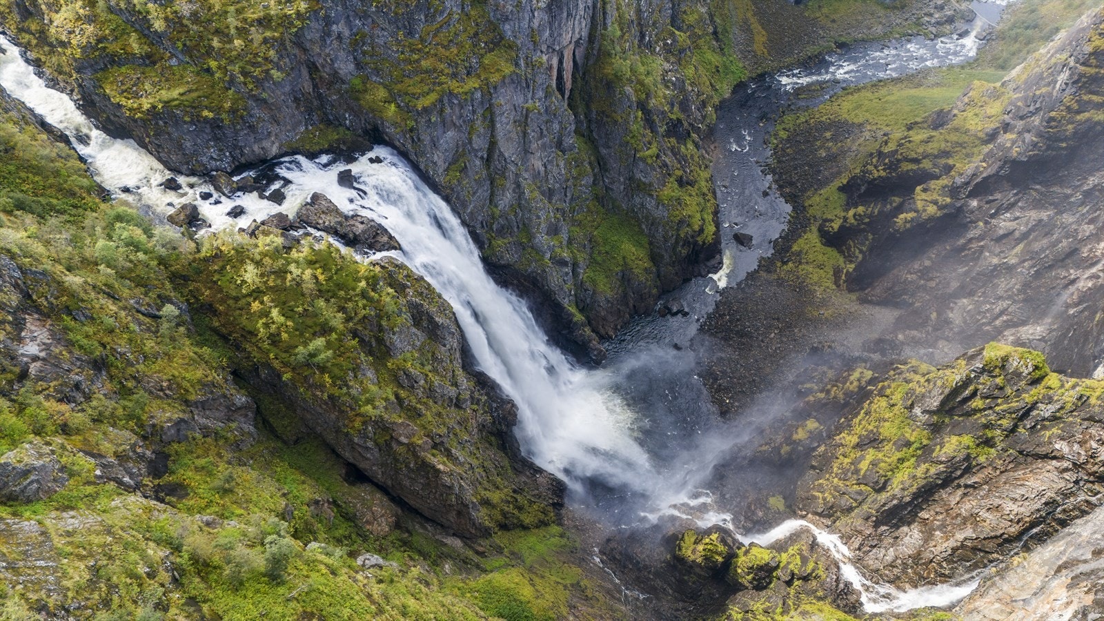 - Vøringsfossen er en spektakulær foss som faller 182 meter ned i Måbødalen i Hardangerfjorden - Galleribilde