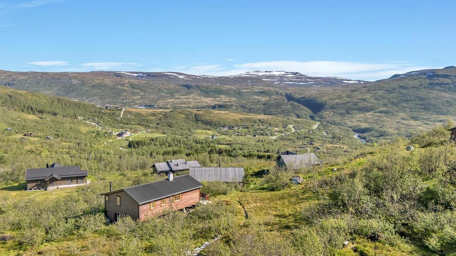 - Området er godt tilrettelagt for rekreasjon og er bebygget med fritidsboliger - Galleribilde