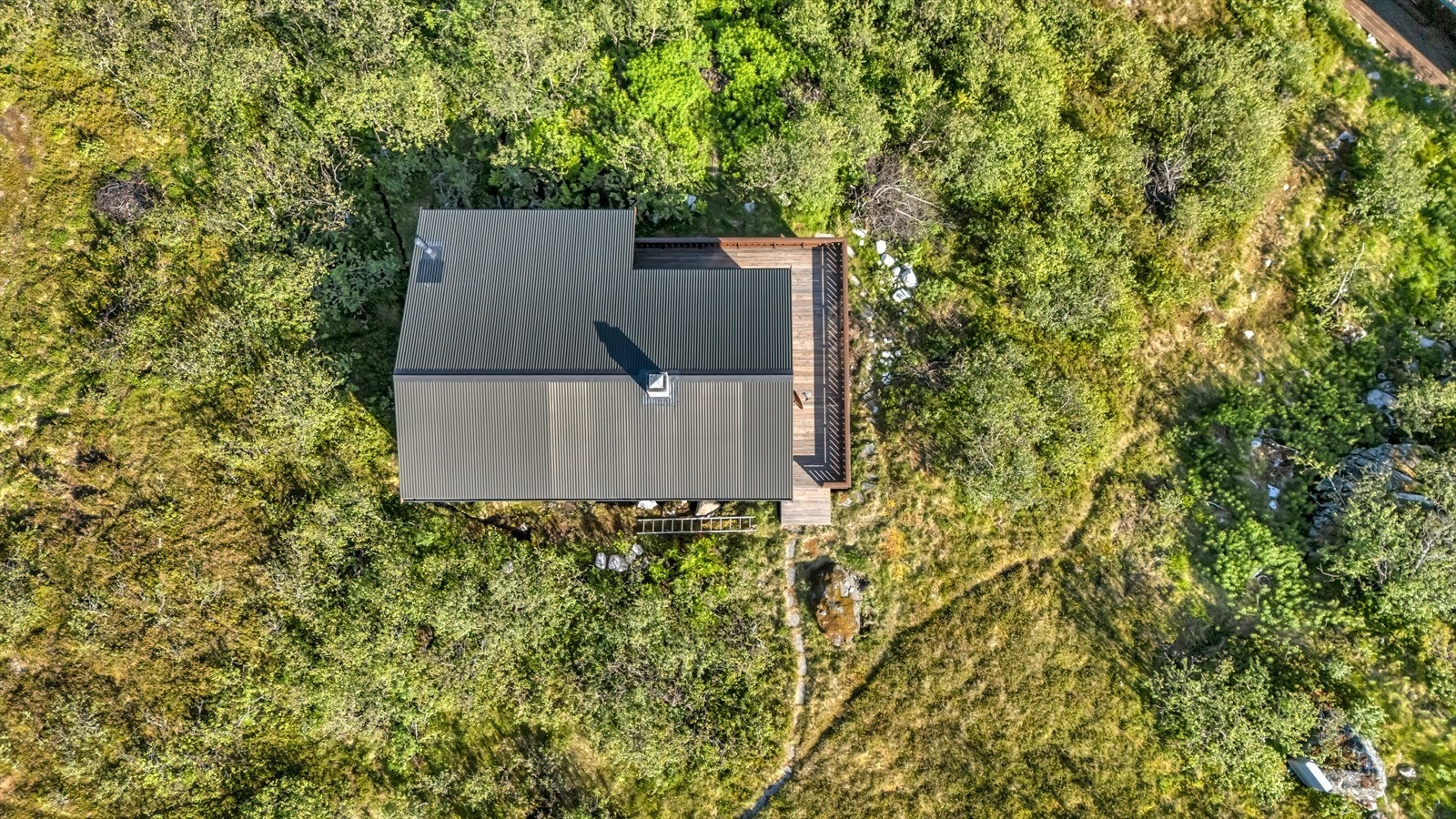 - Tomten måler ca. 889m² - Galleribilde