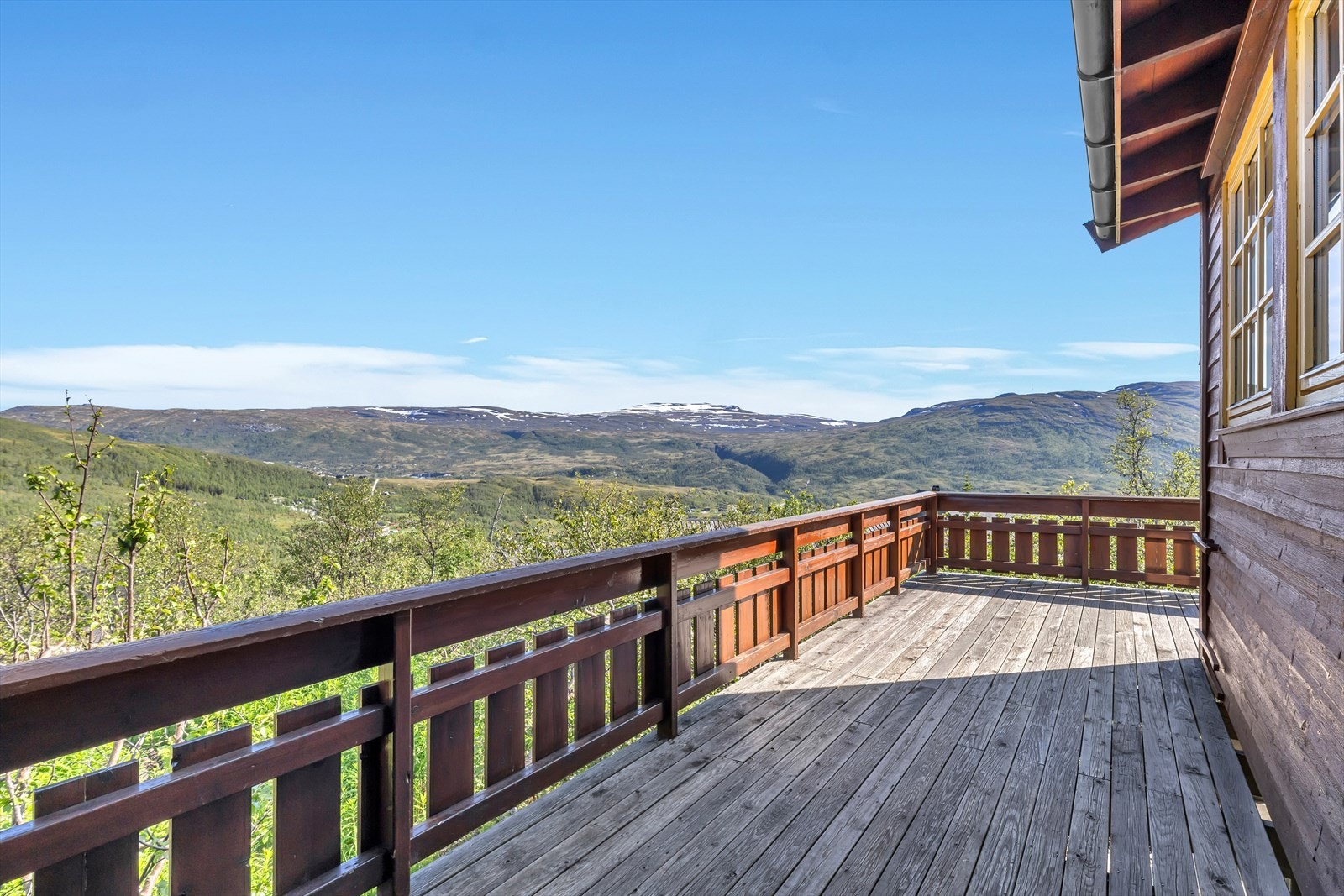 - Hytten byr på 26m² solrikt terrasseareal med fantastisk utsikt over nærområdet - Galleribilde