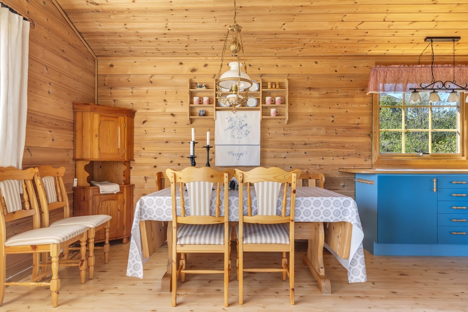 - Stuen har en praktisk utforming som gjør det enkelt å møblere med sofa og spisegruppe i hver sin naturlige sone - Galleribilde