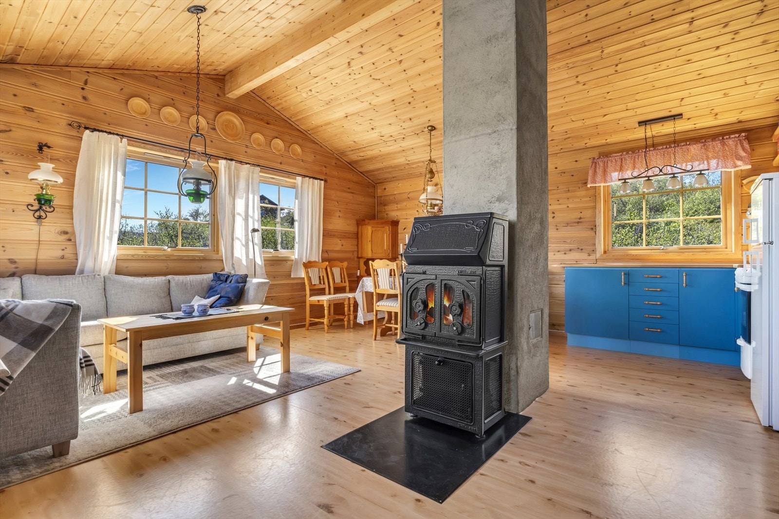 - Innvendig måler hytten 63 m² og inneholder vindfang, bad, 3 soverom og stue/kjøkken - Galleribilde