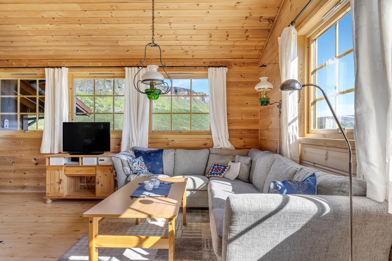 - Med stuen sin gode atmosfære er dette et rom man vil trives godt i - Galleribilde