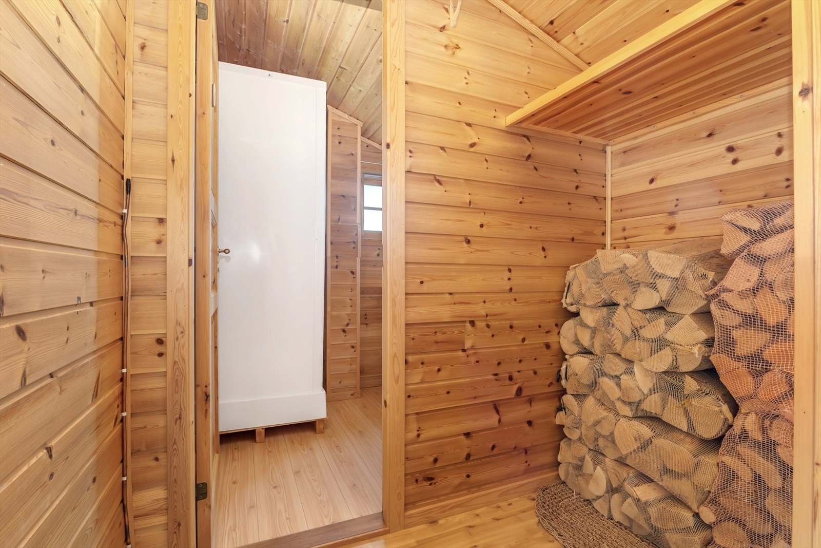- Fra entréen har du tilkomst til hyttens baderom - Galleribilde