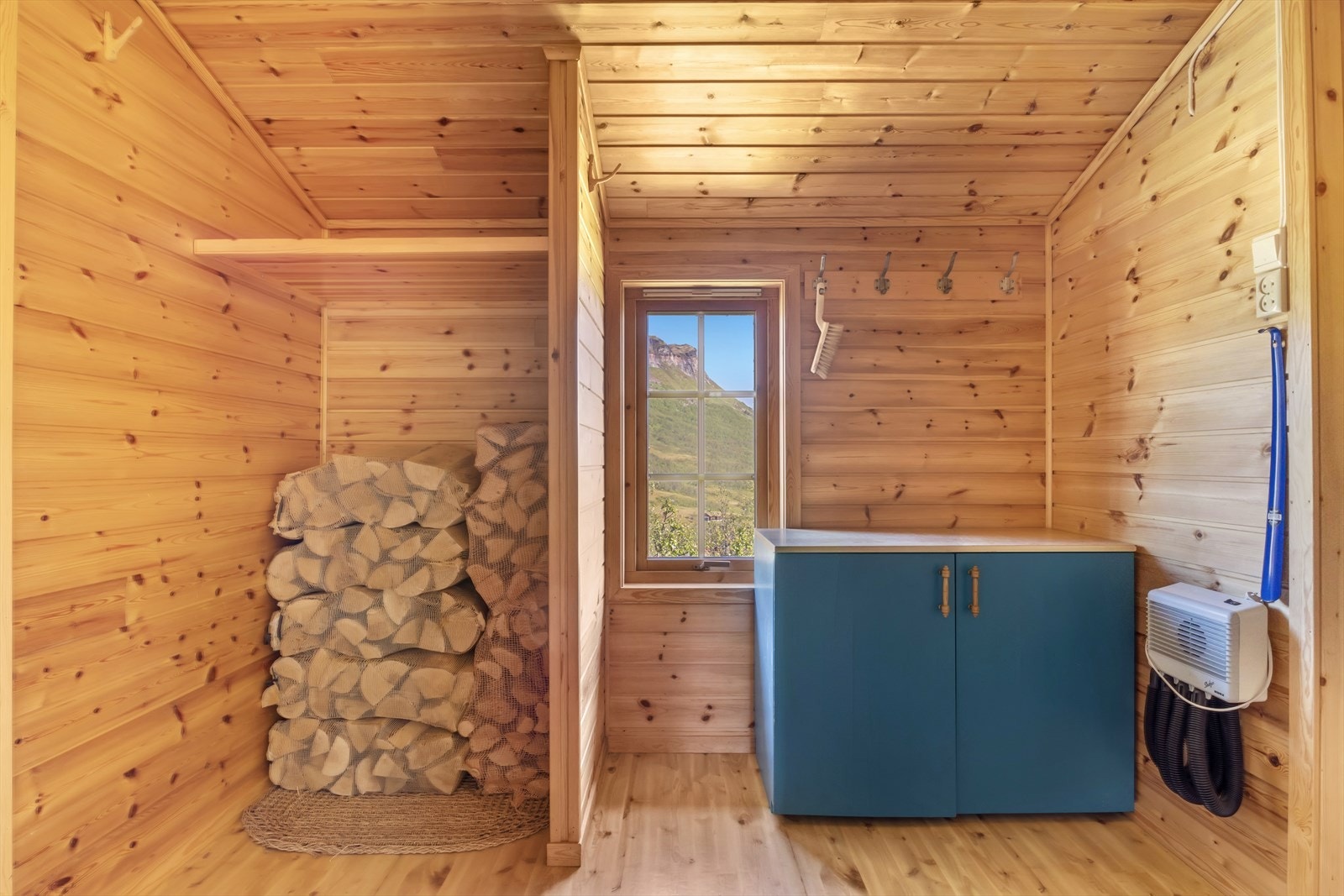 - I entréen er det god plass til oppbevaring av ved - Galleribilde